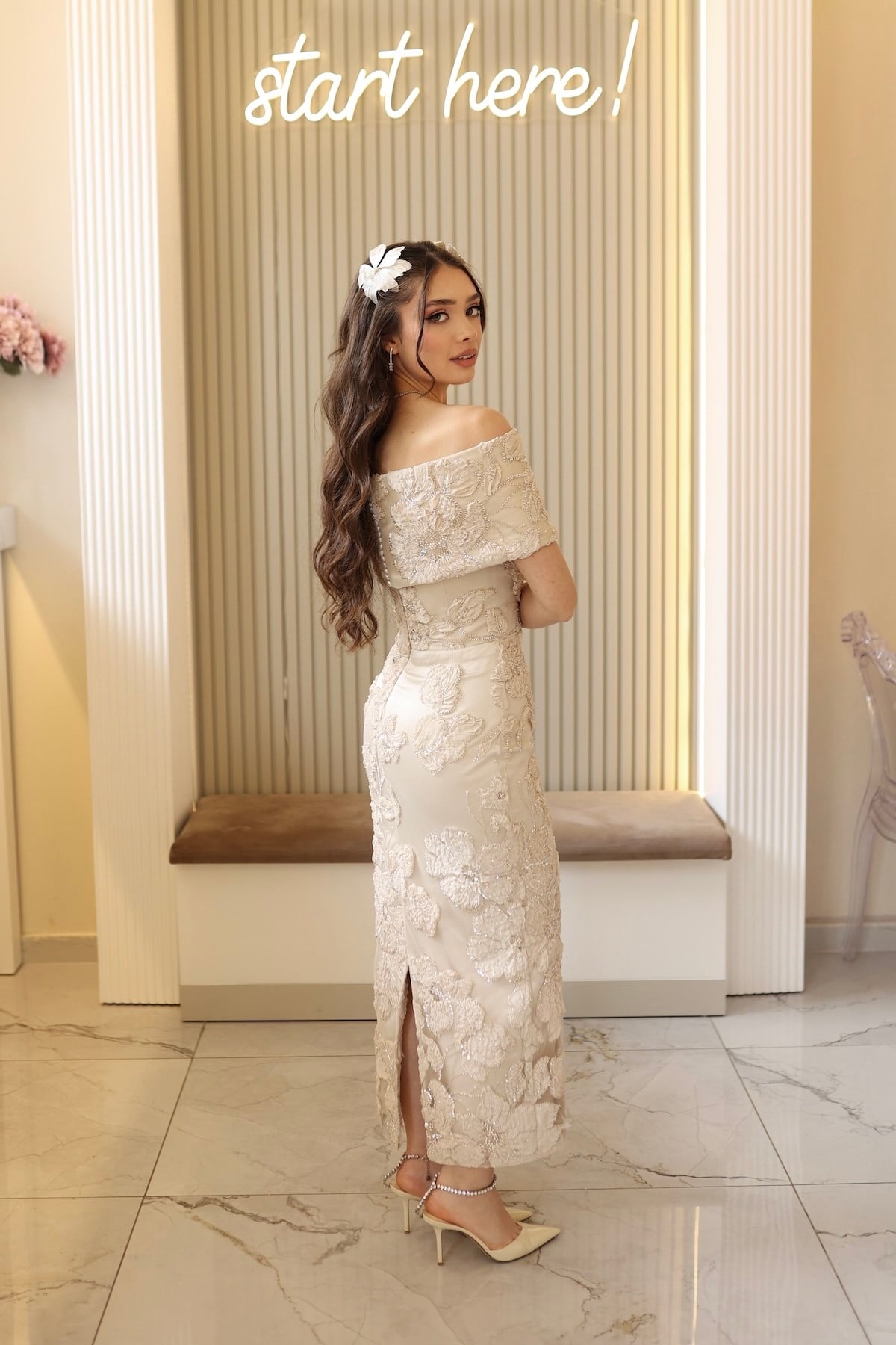 TheElsa | Sindirella Kalem Bej Saten BoleroRENKLİ DANTEL ELBİSELERSindirella Kalem Bej Saten Bolero Çiçekli Özel Tasarım Dantel Abiye Elbise