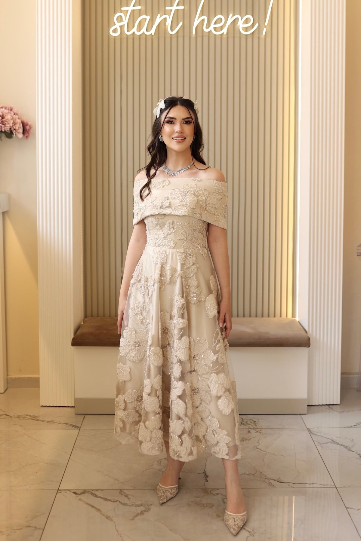 TheElsa | Sindirella Prenses Bej Saten BoleroRENKLİ DANTEL ELBİSELERSindirella Prenses Bej Saten Bolero Çiçekli Özel Tasarım Dantel Abiye Elbise