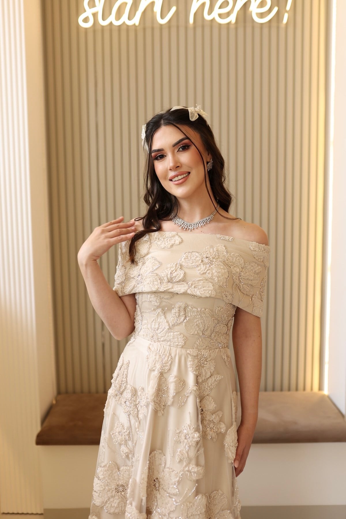 TheElsa | Sindirella Prenses Bej Saten BoleroRENKLİ DANTEL ELBİSELERSindirella Prenses Bej Saten Bolero Çiçekli Özel Tasarım Dantel Abiye Elbise