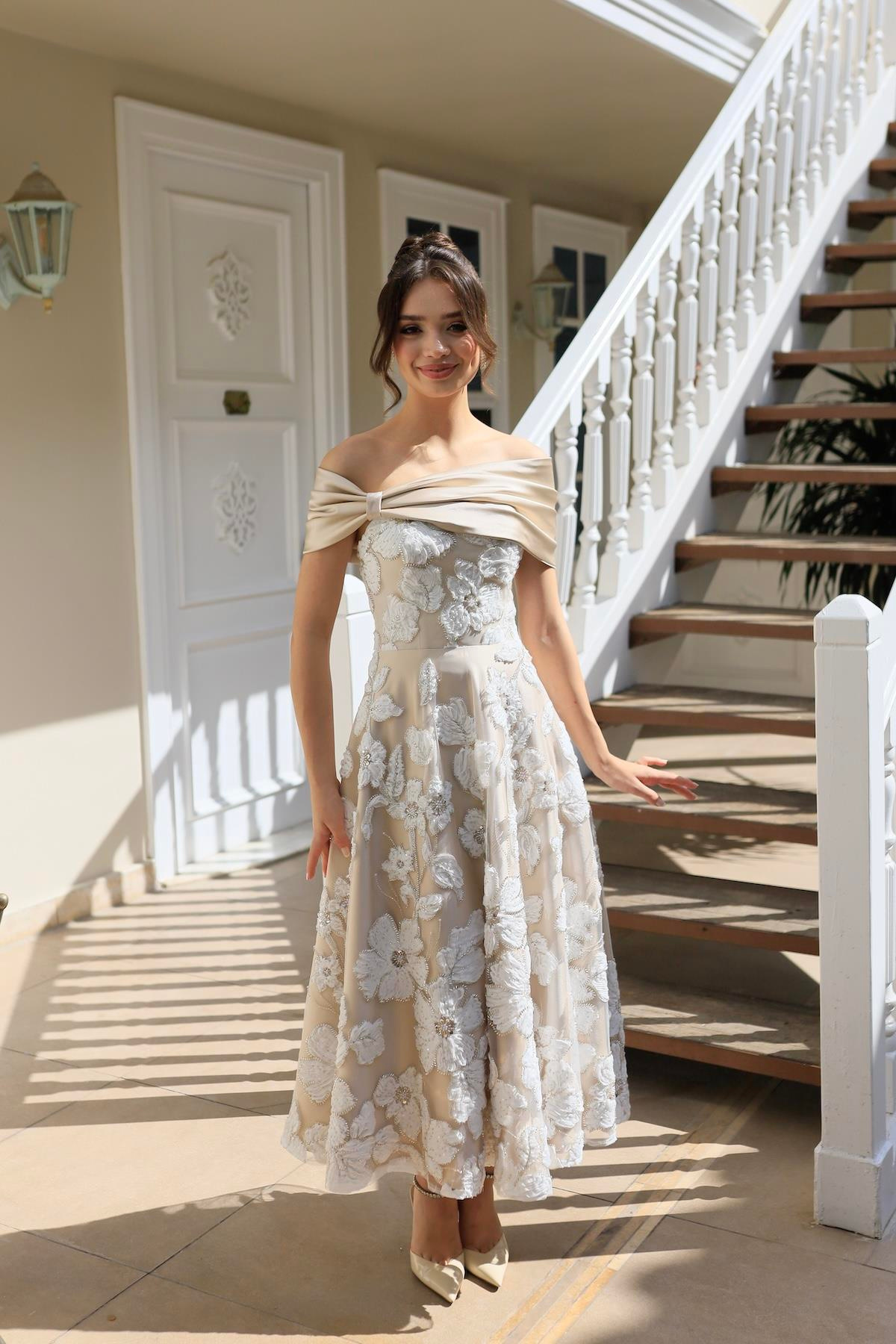 TheElsa | Sindirella Prenses Beyaz Saten BoleroSİNDİRELLA COLLECTİONSindirella Prenses Beyaz Bej Saten Bolero Çiçekli Özel Tasarım Dantel Abiye Elbise