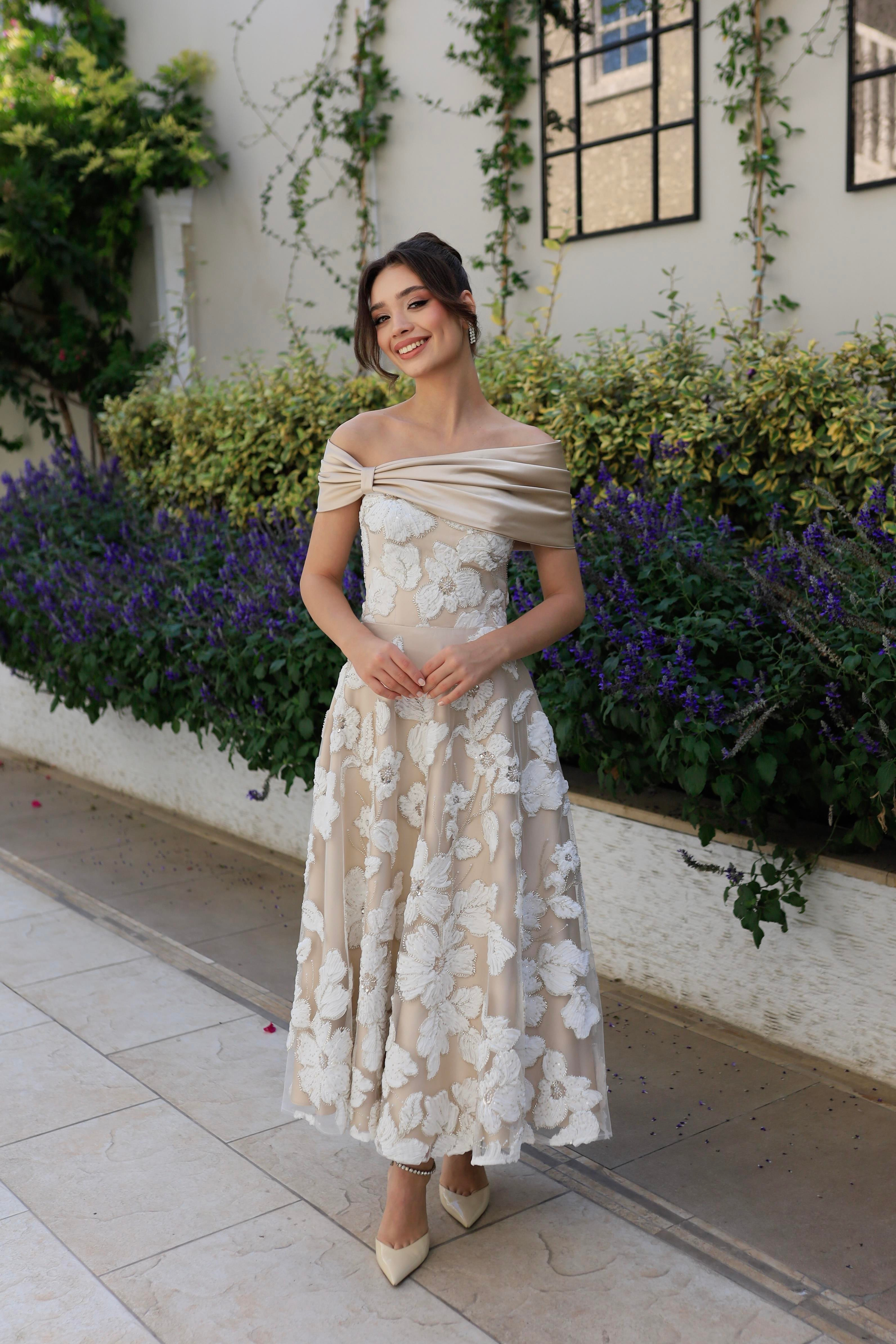 TheElsa | Sindirella Prenses Beyaz Saten BoleroSİNDİRELLA COLLECTİONSindirella Prenses Beyaz Bej Saten Bolero Çiçekli Özel Tasarım Dantel Abiye Elbise