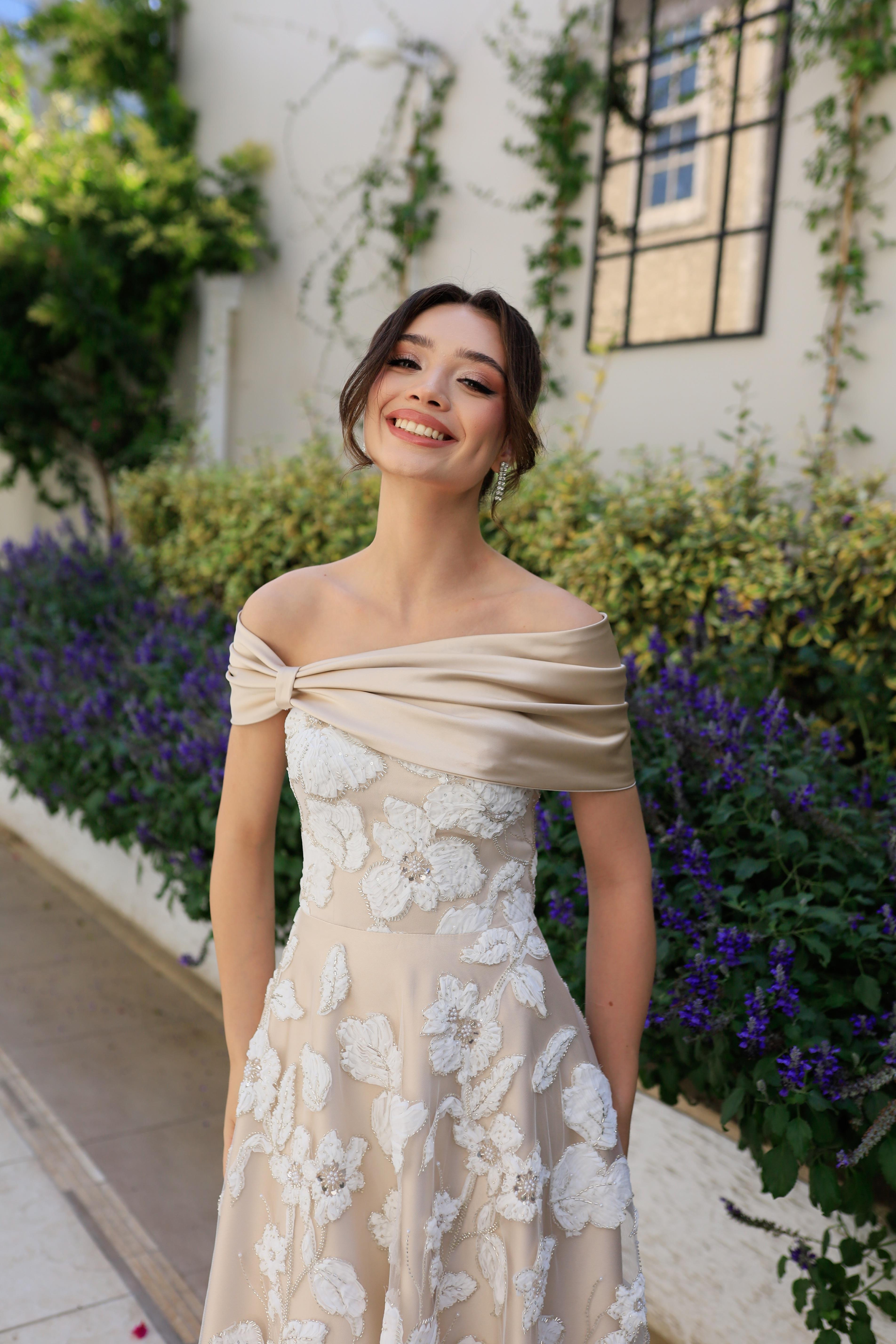 TheElsa | Sindirella Prenses Beyaz Saten BoleroSİNDİRELLA COLLECTİONSindirella Prenses Beyaz Bej Saten Bolero Çiçekli Özel Tasarım Dantel Abiye Elbise