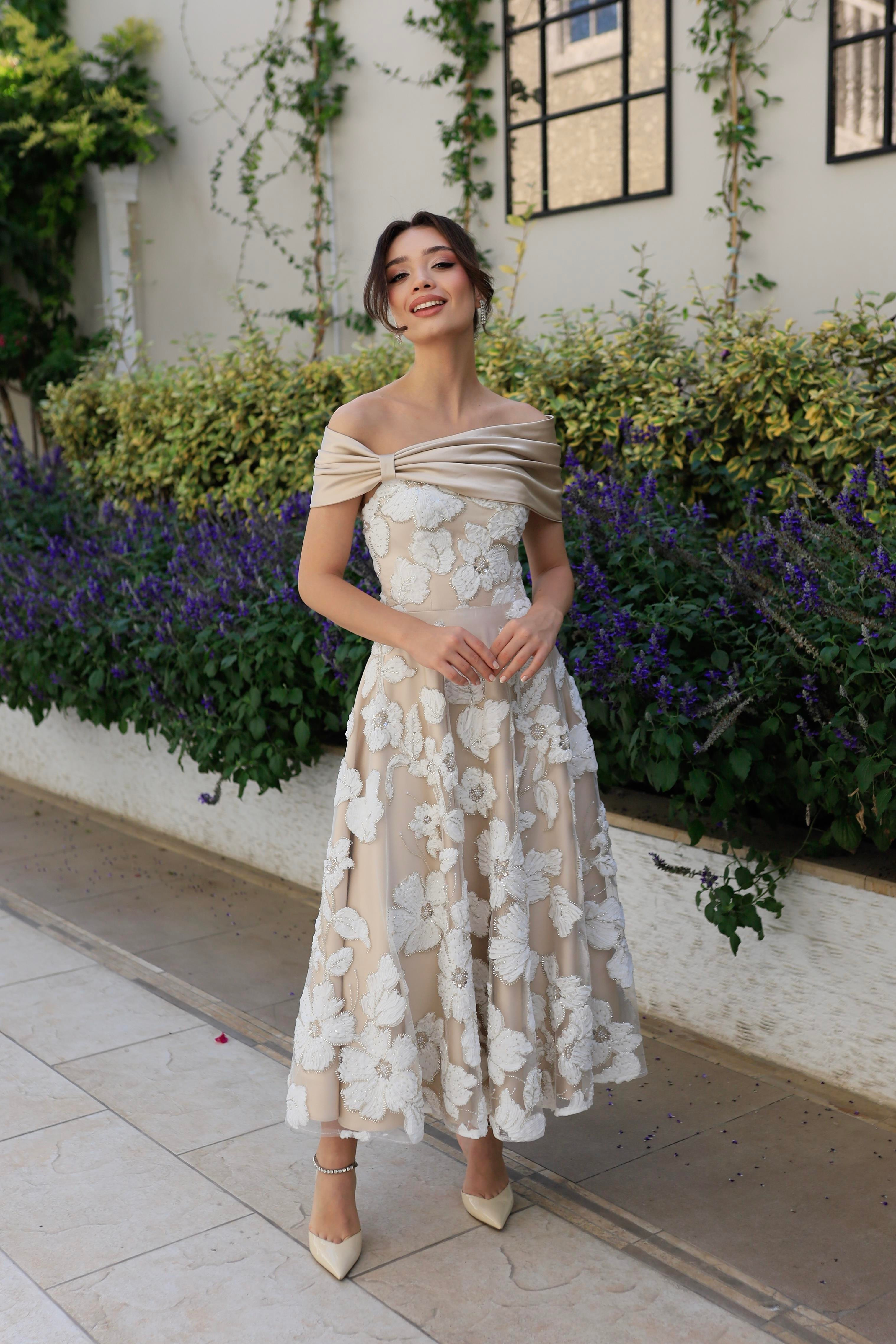 TheElsa | Sindirella Prenses Beyaz Saten BoleroSİNDİRELLA COLLECTİONSindirella Prenses Beyaz Bej Saten Bolero Çiçekli Özel Tasarım Dantel Abiye Elbise