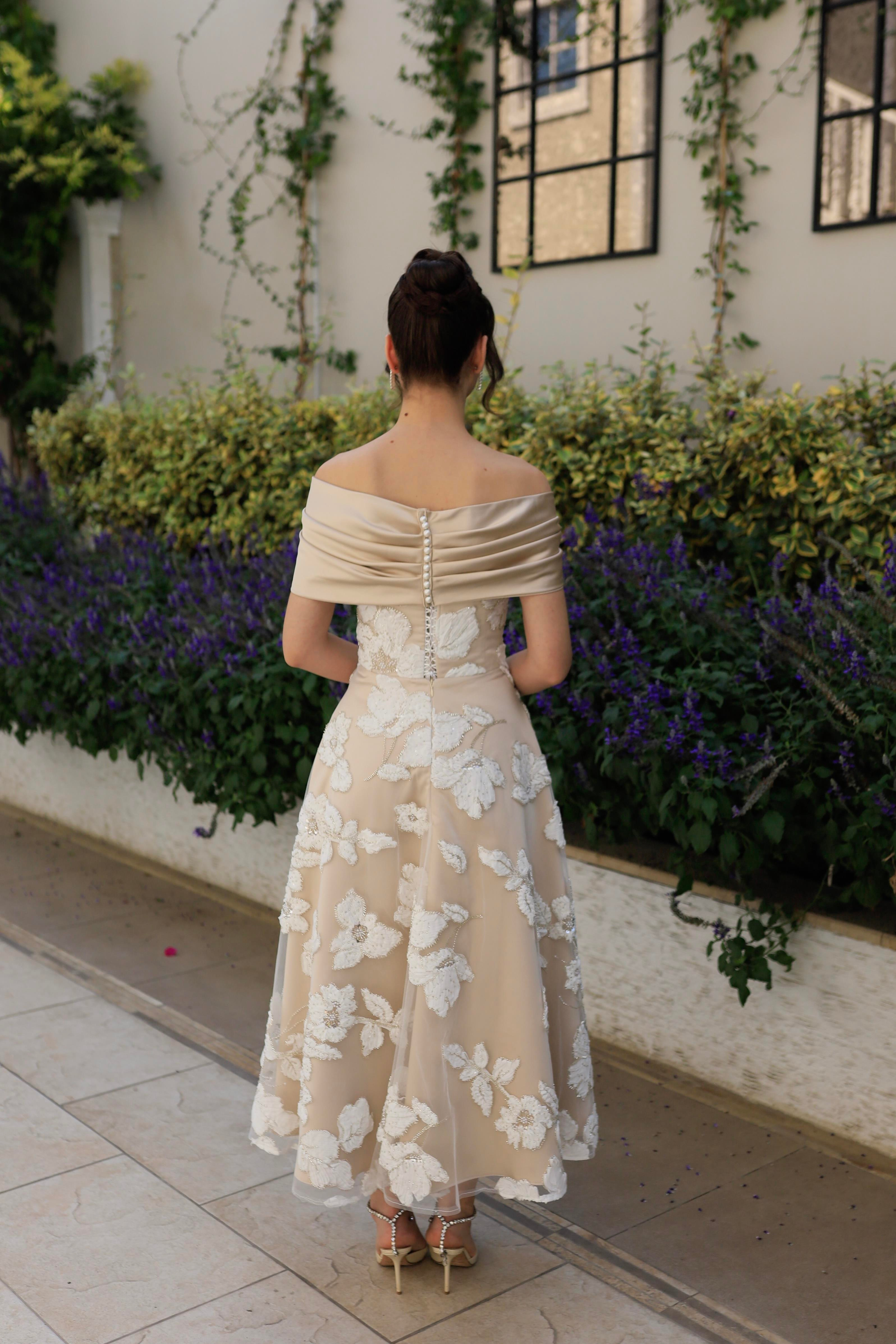 TheElsa | Sindirella Prenses Beyaz Saten BoleroSİNDİRELLA COLLECTİONSindirella Prenses Beyaz Bej Saten Bolero Çiçekli Özel Tasarım Dantel Abiye Elbise