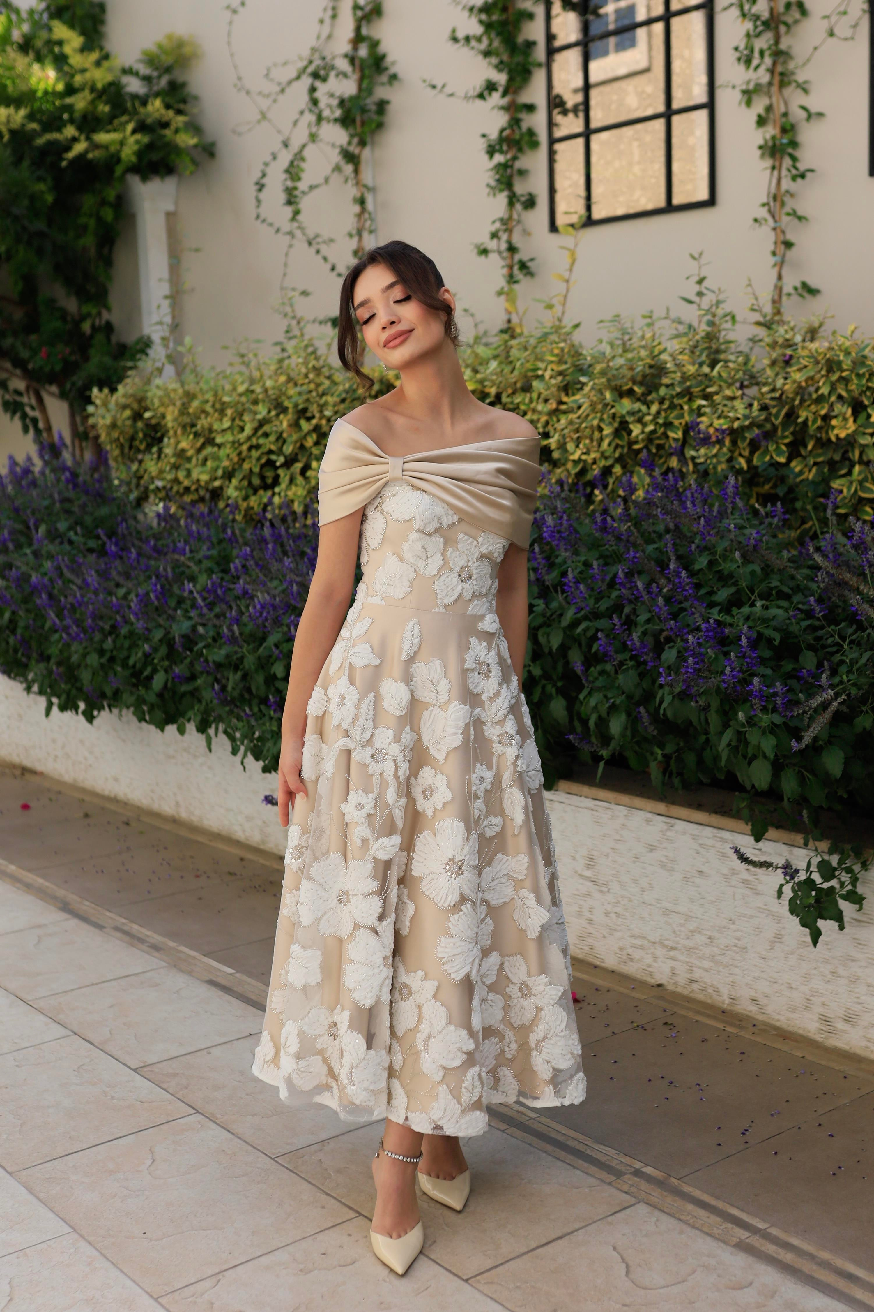 TheElsa | Sindirella Prenses Beyaz Saten BoleroSİNDİRELLA COLLECTİONSindirella Prenses Beyaz Bej Saten Bolero Çiçekli Özel Tasarım Dantel Abiye Elbise