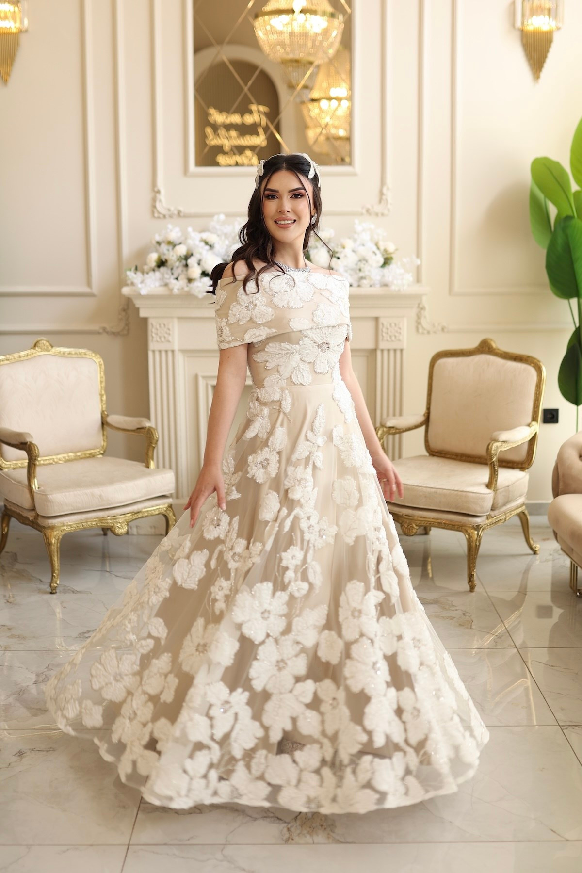 TheElsa | Sindirella Prenses Beyaz MaxiBEYAZ DANTEL ELBİSELERSindirella Prenses Beyaz Maxi Saten Bolero Çiçekli Özel Tasarım Dantel Abiye Elbise