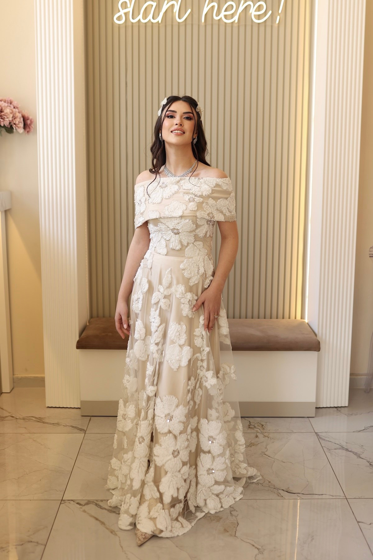 TheElsa | Sindirella Prenses Beyaz MaxiBEYAZ DANTEL ELBİSELERSindirella Prenses Beyaz Maxi Saten Bolero Çiçekli Özel Tasarım Dantel Abiye Elbise