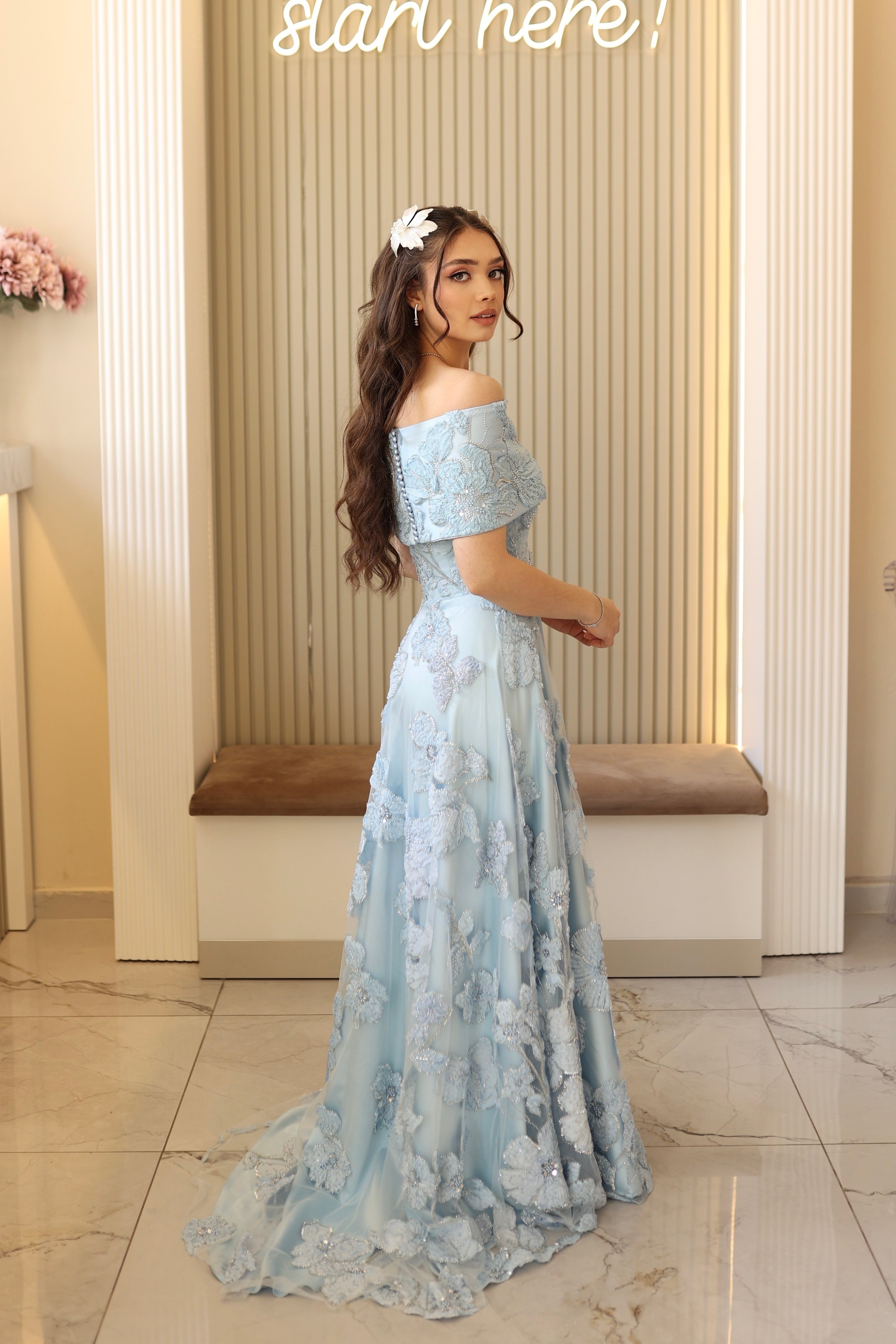 TheElsa | Sindirella Prenses Mavi Maxi RENKLİ DANTEL ELBİSELERSindirella Prenses Mavi Maxi Saten Bolero Çiçekli Özel Tasarım Dantel Abiye Elbise