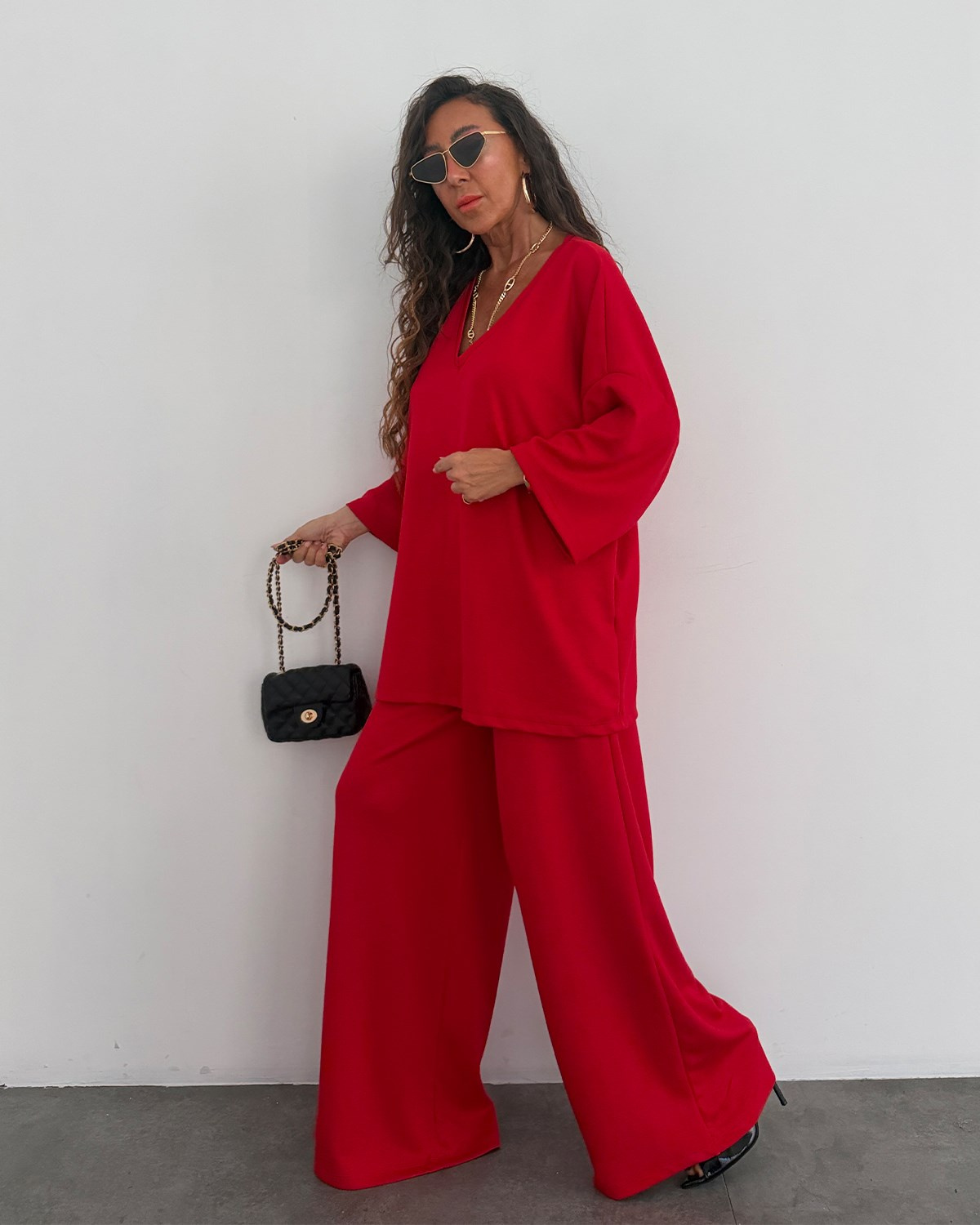 Carina V Yakalı Takım Kırmızı (ÖN SİPARİŞ)