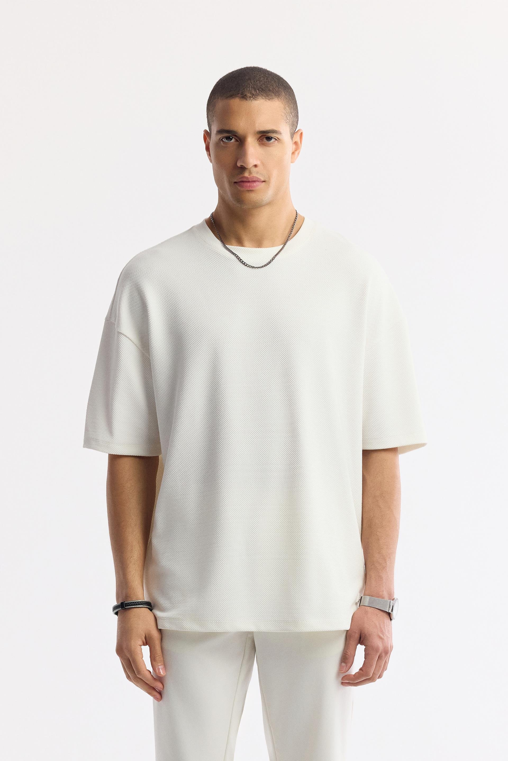 Beyaz Bisiklet Yaka Oversize Jakarlı T-Shirt