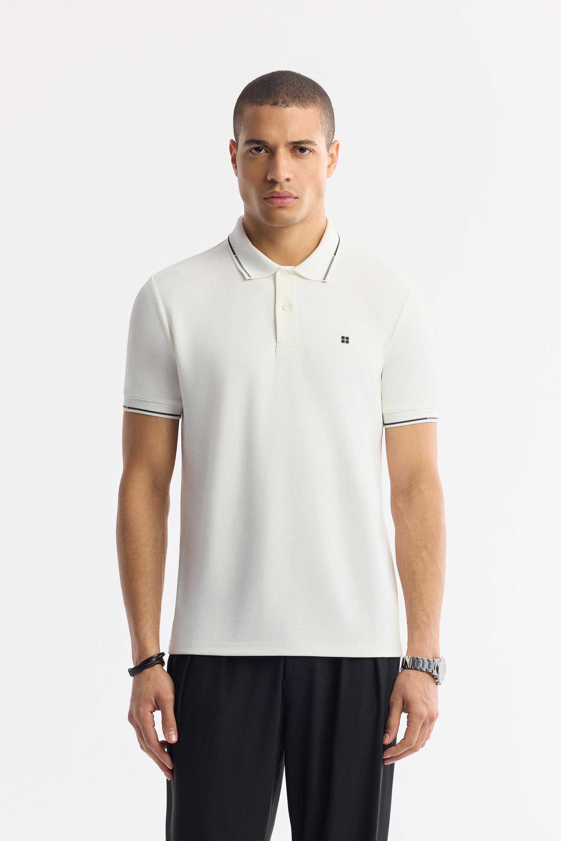 Ekru Düğmeli Polo Yaka Soft Touch Logo Detaylı T-Shirt