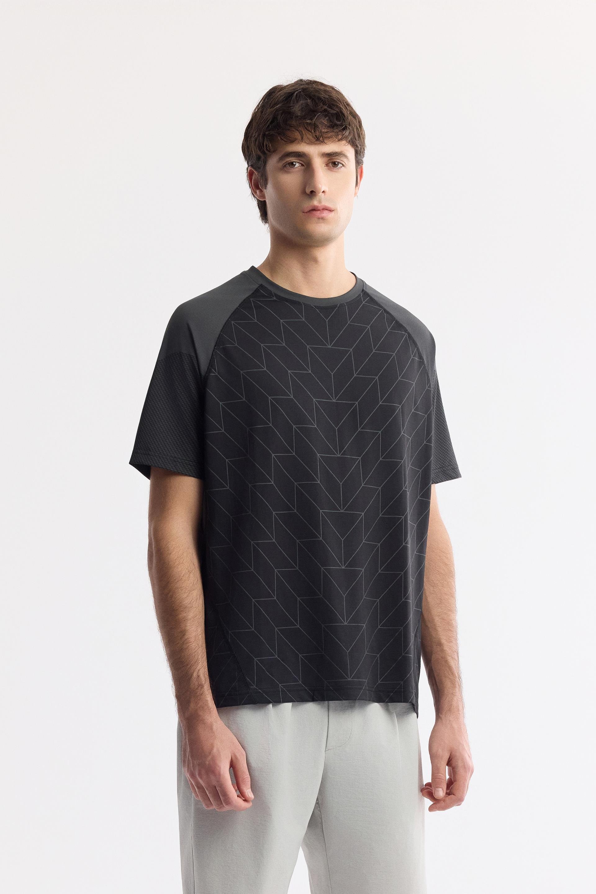 Siyah Bisiklet Yaka Geometrik Desenli Bloklu Teknik Kumaş Detaylı T-shirt