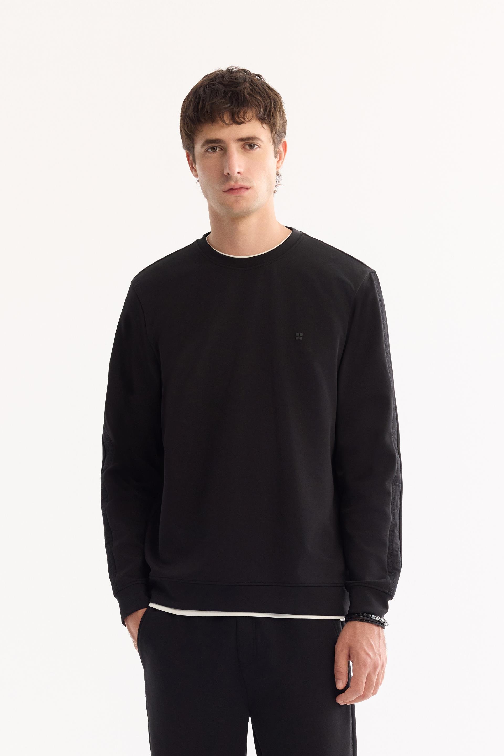 Siyah Bisiklet Yaka Kolda Asrat Şeritli  İnterlok Sweatshirt