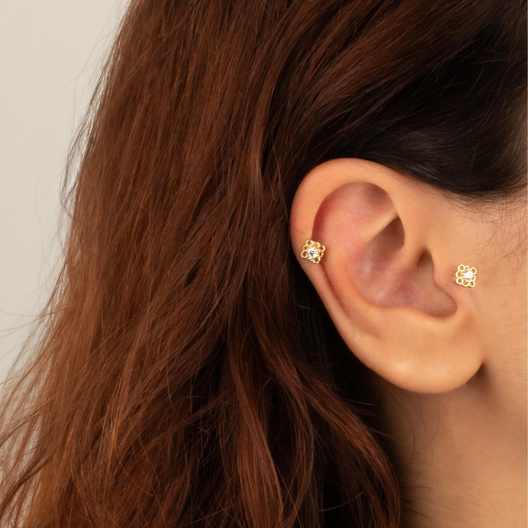 14 Ayar Altın Taşlı Çiçek Minimal Helix/Kıkırdak Piercing  - Dianora Piercing