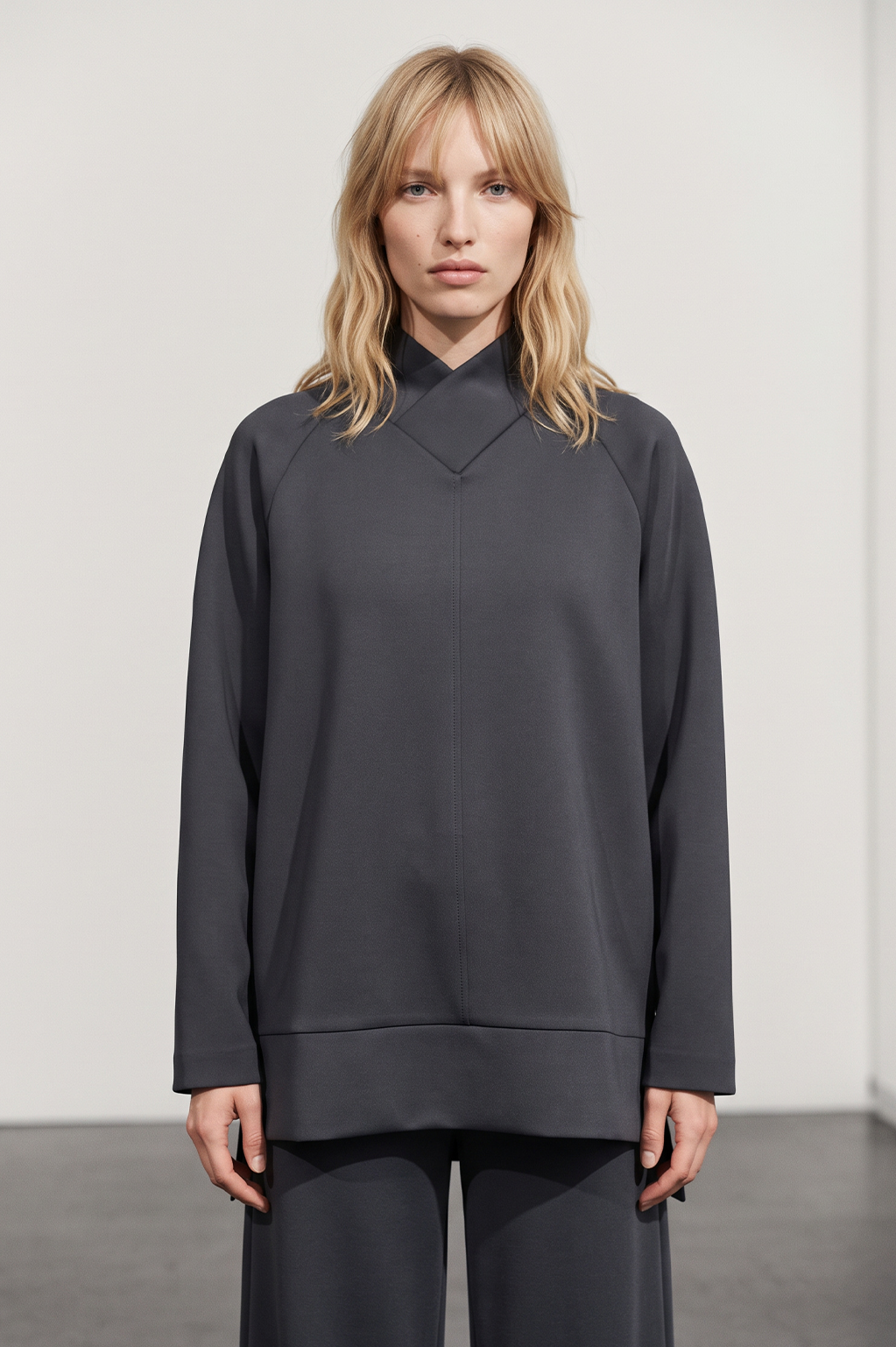 SCUBA REGLAN KOL GENİŞ V YAKA SWEATSHIRT