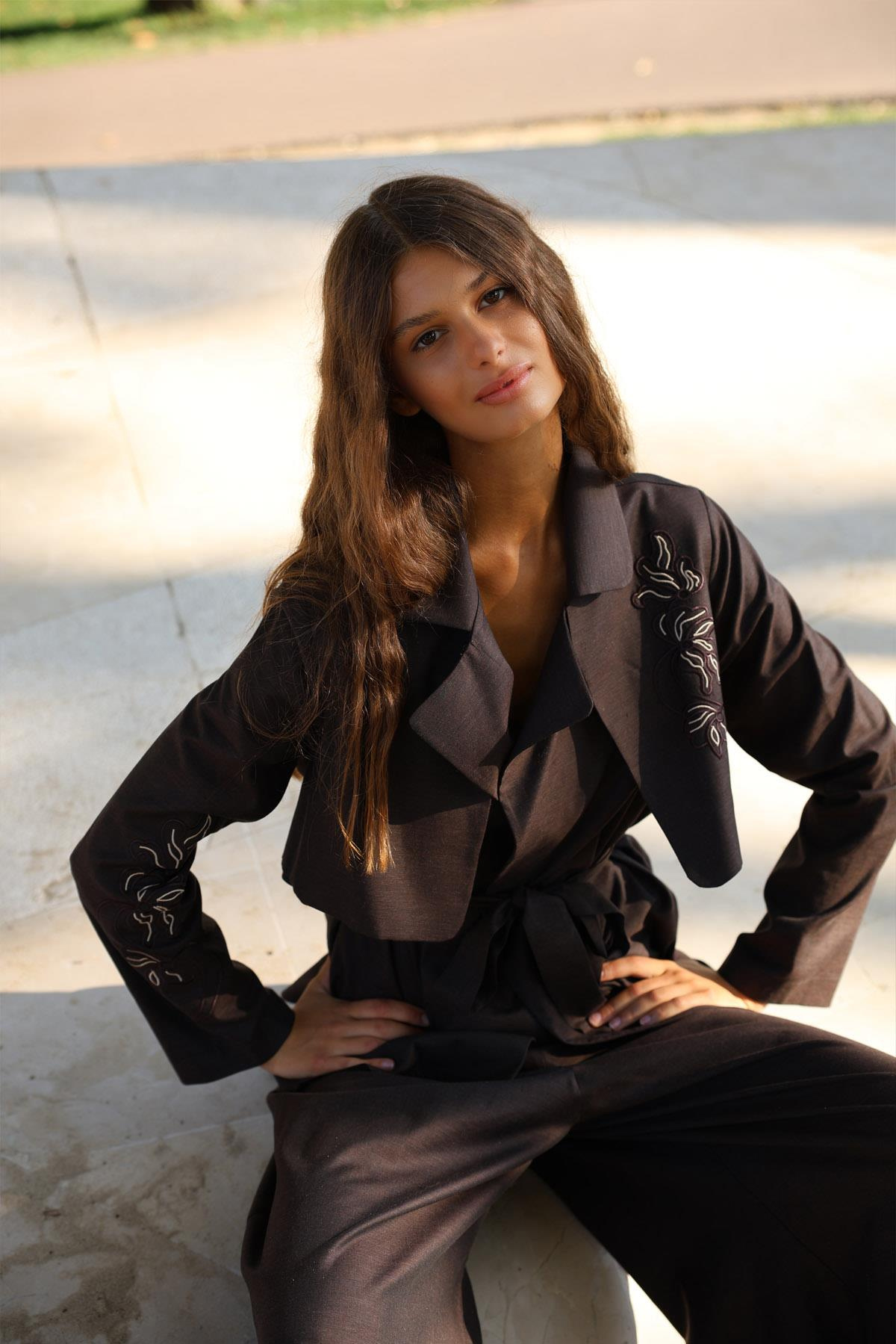 KOTON CEPKENİ NAKIŞLI KISA KEMERLİ CEKET	 	 	 	 	 	 	 	 	 	