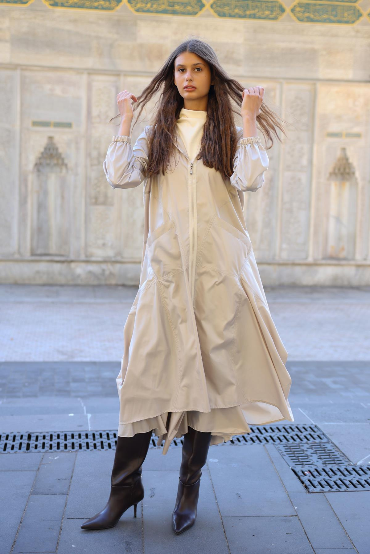 PARAŞÜT YANLARI KULAKLI ÖNDEN CEPLİ YAĞMURLUK