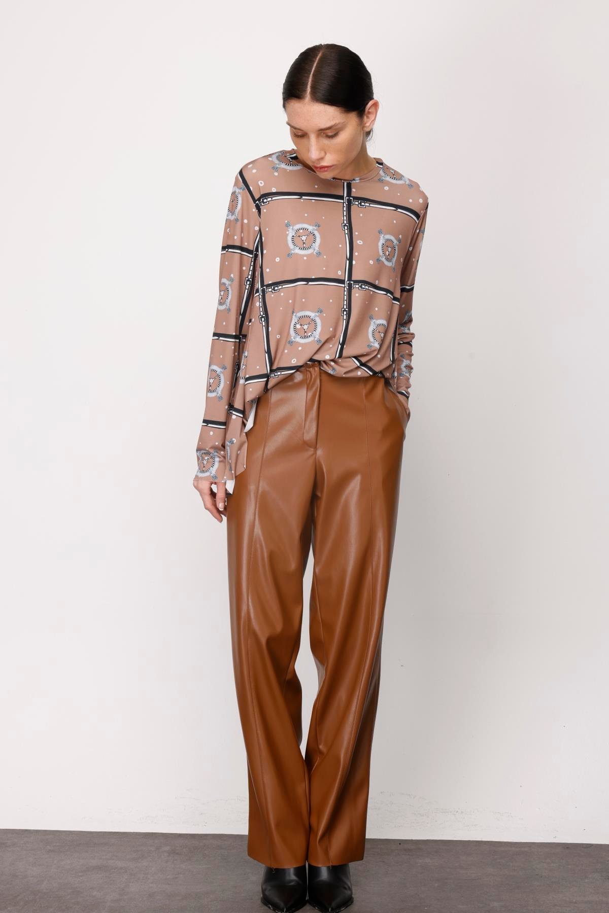 DERİ ÖNDEN KUPLU BELİ LASTİKLİ PANTOLON