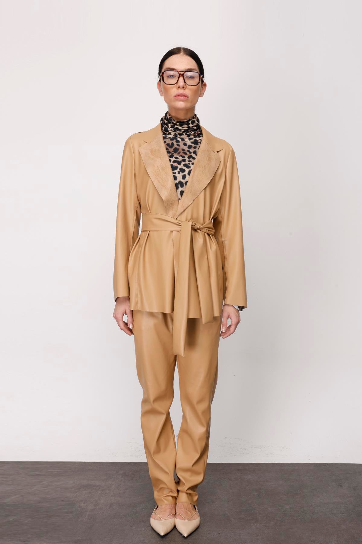 DERİ YANDAN CEPLİ BELİ LASTİKLİ PANTOLON