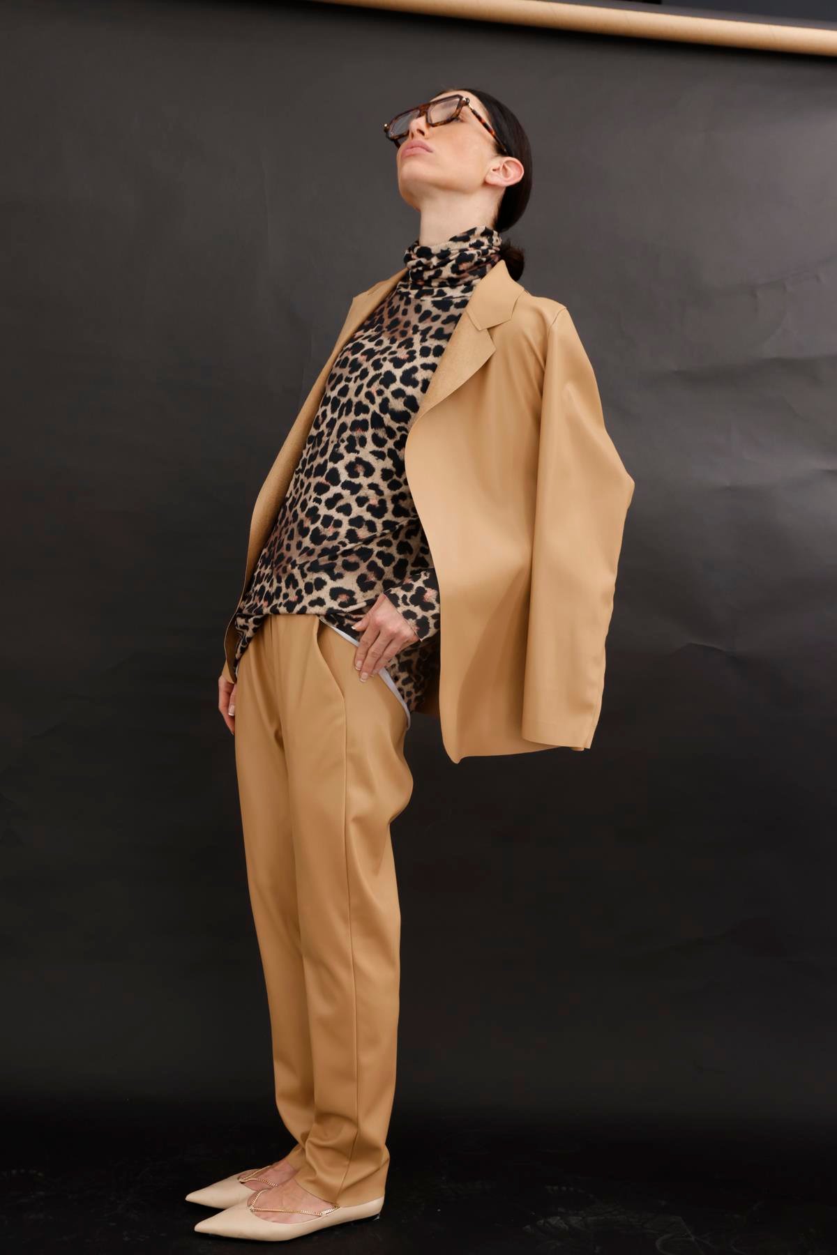 DERİ YANDAN CEPLİ BELİ LASTİKLİ PANTOLON