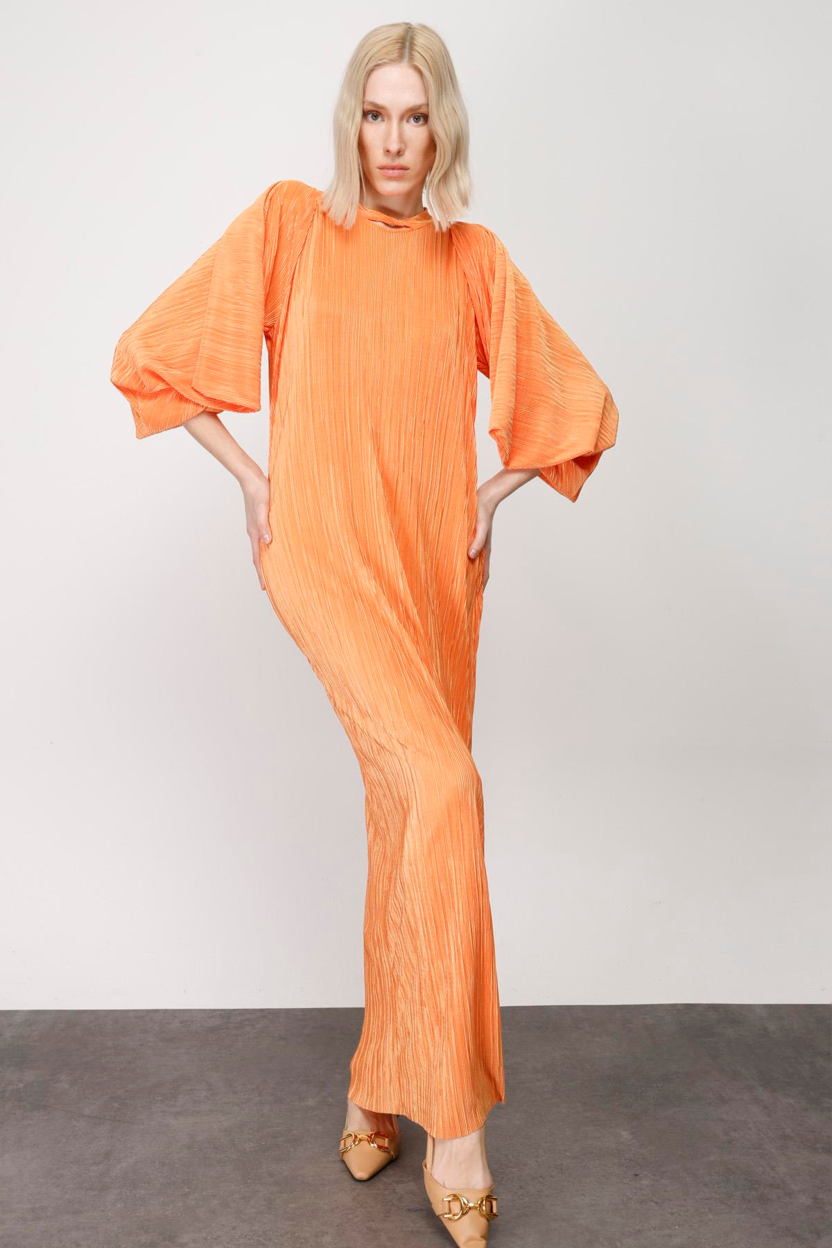 KENDİNDEN KRAŞLI ÜÇGEN KOL O YAKA ELBİSE