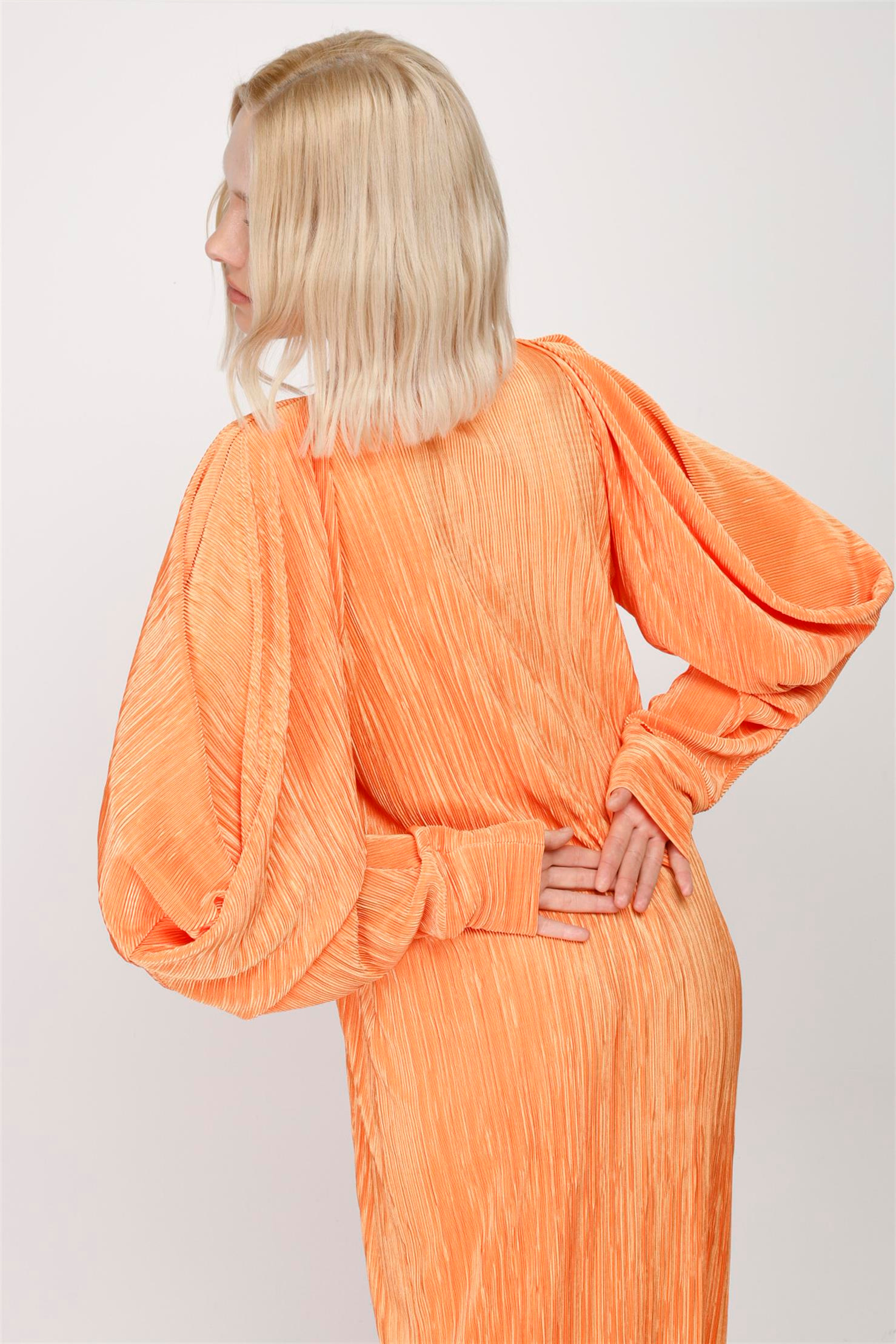 KENDİNDEN KRAŞLI ÜÇGEN KOL O YAKA ELBİSE