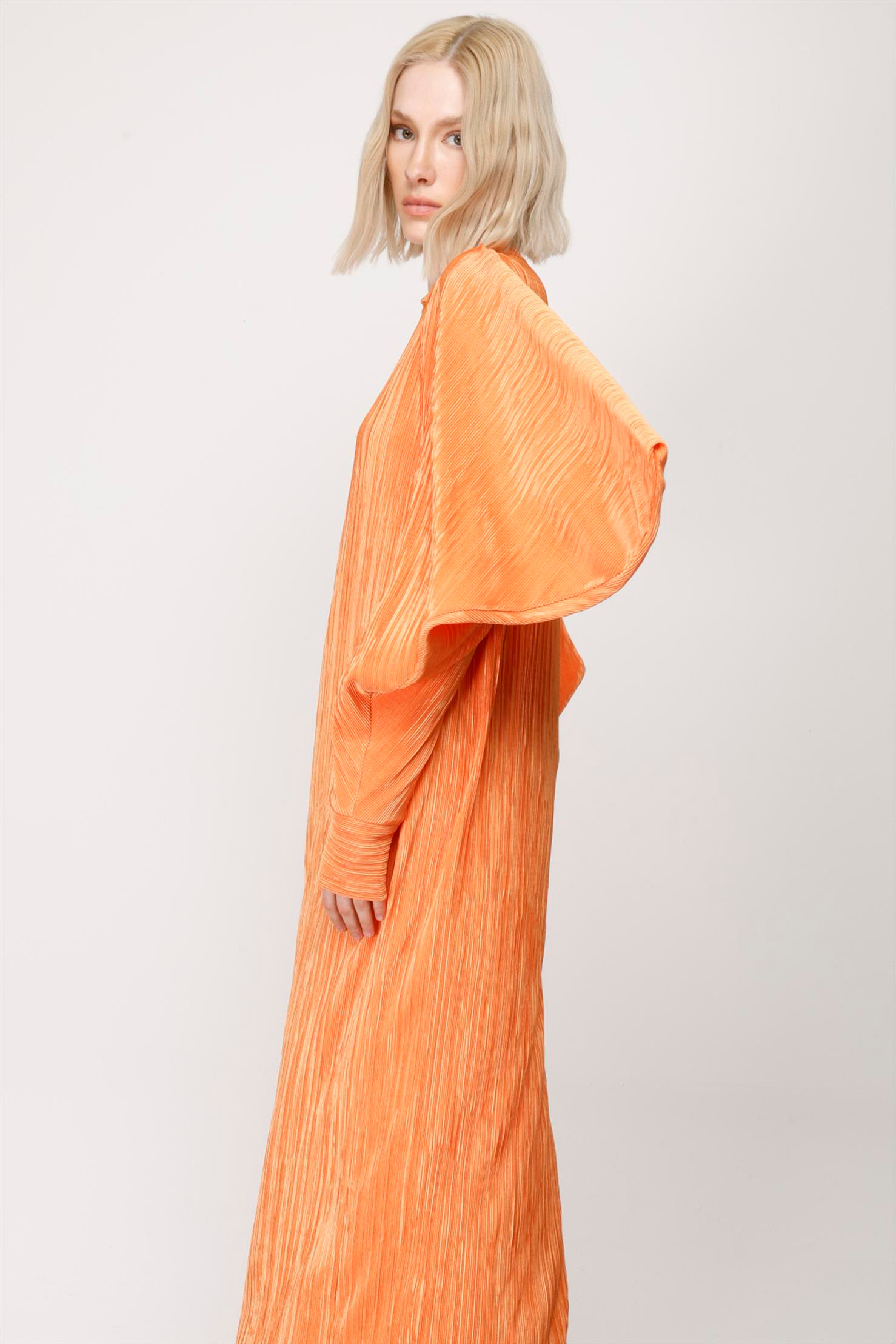 KENDİNDEN KRAŞLI ÜÇGEN KOL O YAKA ELBİSE