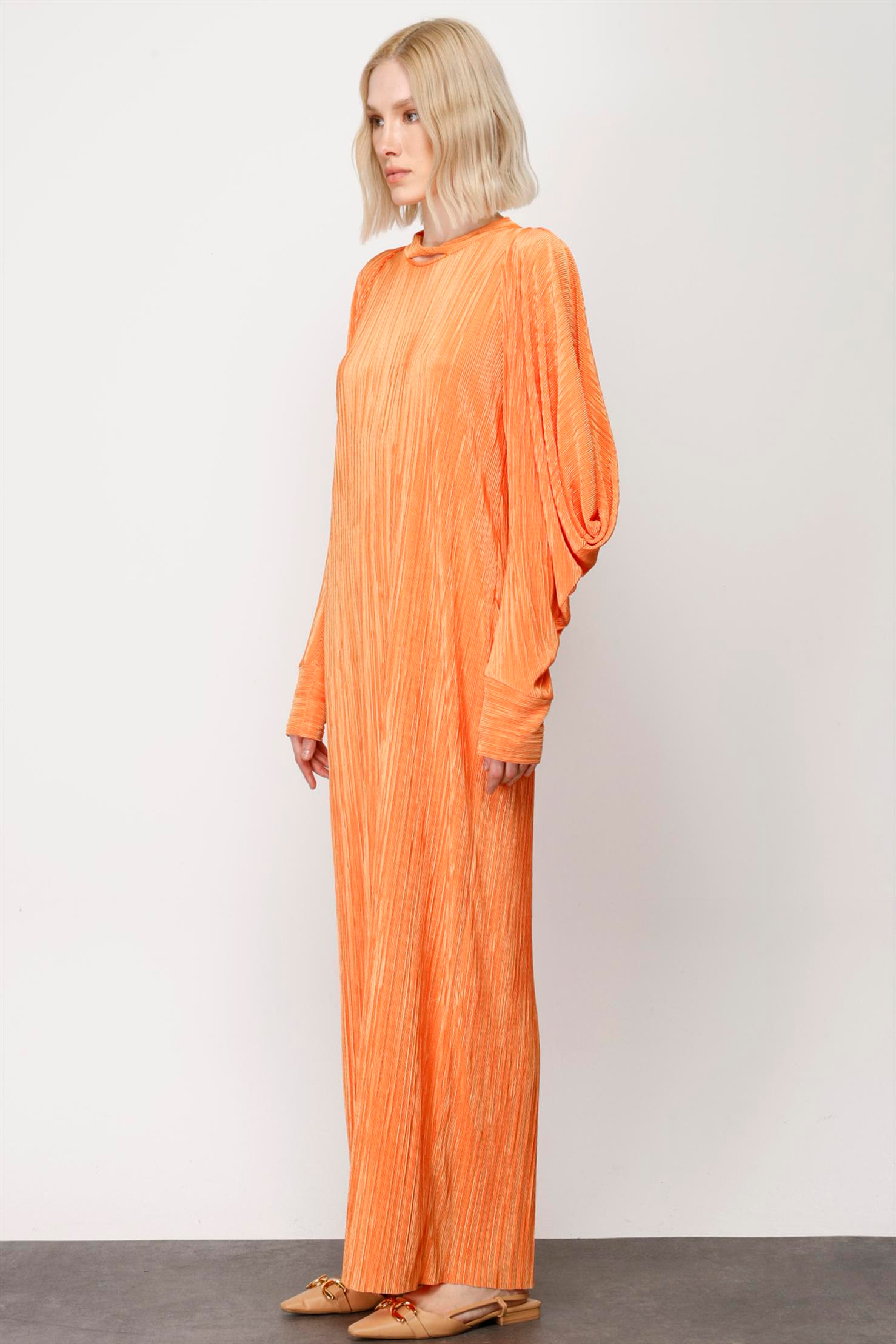 KENDİNDEN KRAŞLI ÜÇGEN KOL O YAKA ELBİSE