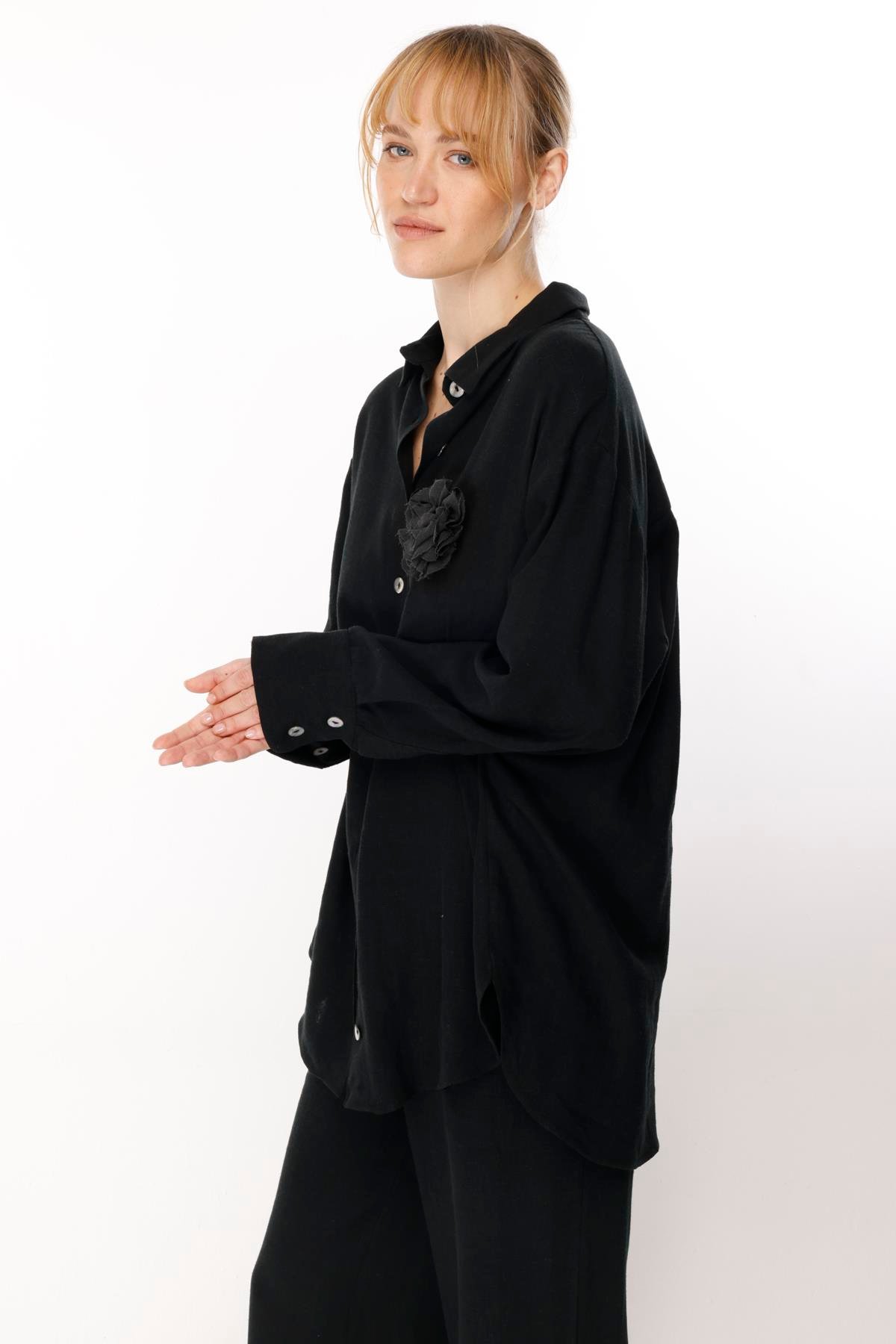 KETEN ÖNDEN DÜĞMELİ MONO YAKA ÇİÇEK İĞNELİ GÖMLEK