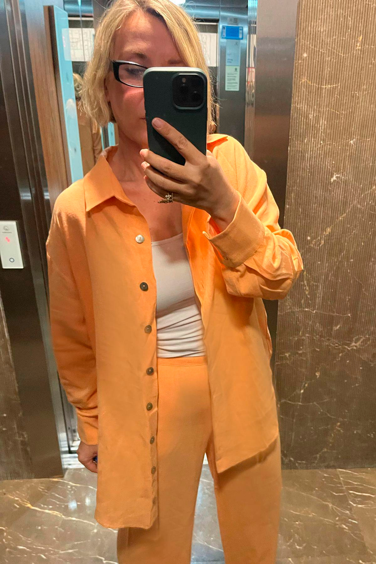 KETEN ÖNDEN DÜĞMELİ MONO YAKA ÇİÇEK İĞNELİ GÖMLEK