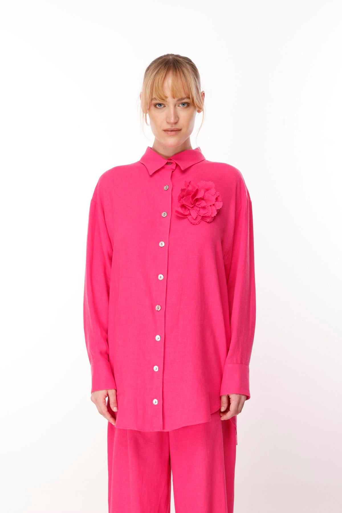 KETEN ÖNDEN DÜĞMELİ MONO YAKA ÇİÇEK İĞNELİ GÖMLEK