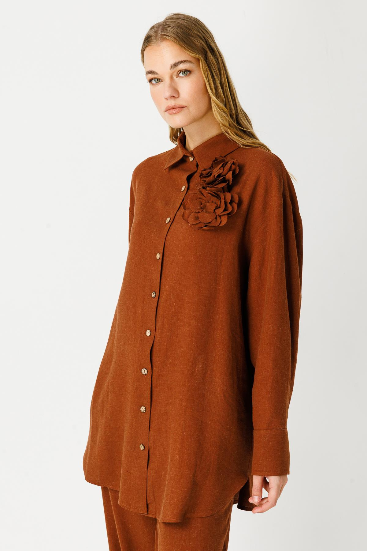 KETEN ÖNDEN DÜĞMELİ MONO YAKA ÇİÇEK İĞNELİ GÖMLEK