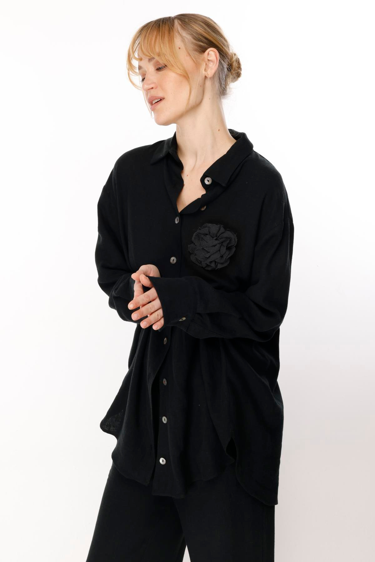 KETEN ÖNDEN DÜĞMELİ MONO YAKA ÇİÇEK İĞNELİ GÖMLEK