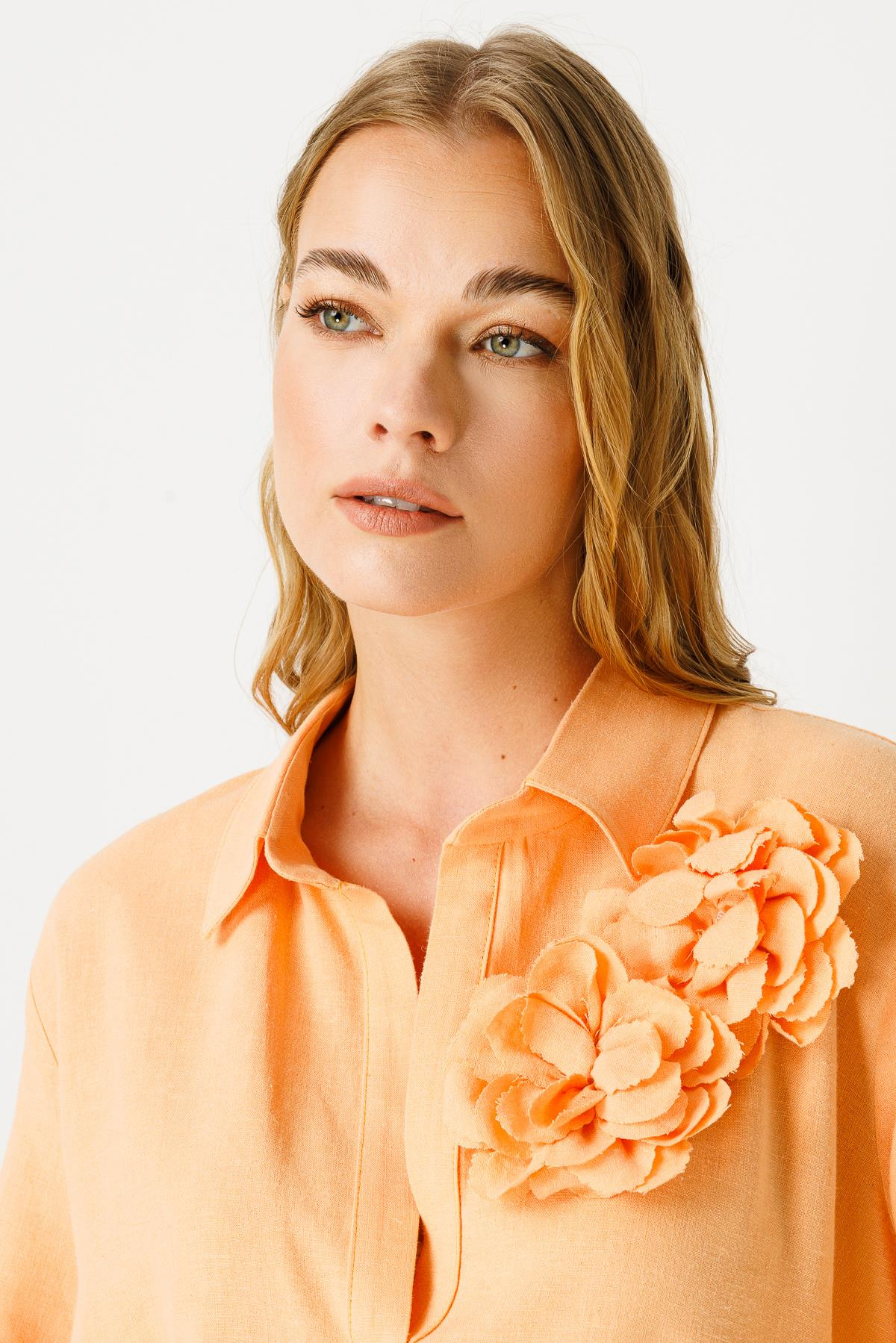 KETEN ÖNDEN DÜĞMELİ MONO YAKA ÇİÇEK İĞNELİ GÖMLEK