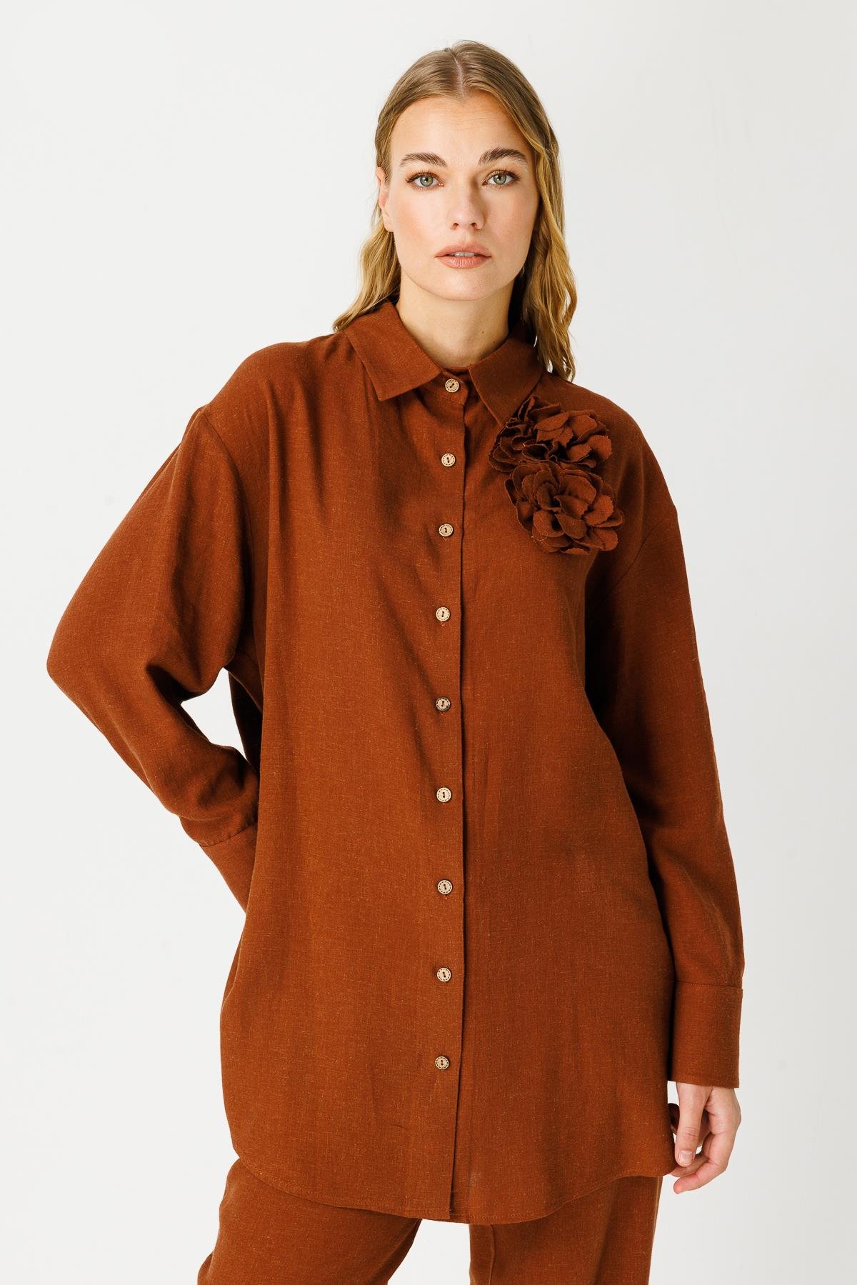 KETEN ÖNDEN DÜĞMELİ MONO YAKA ÇİÇEK İĞNELİ GÖMLEK