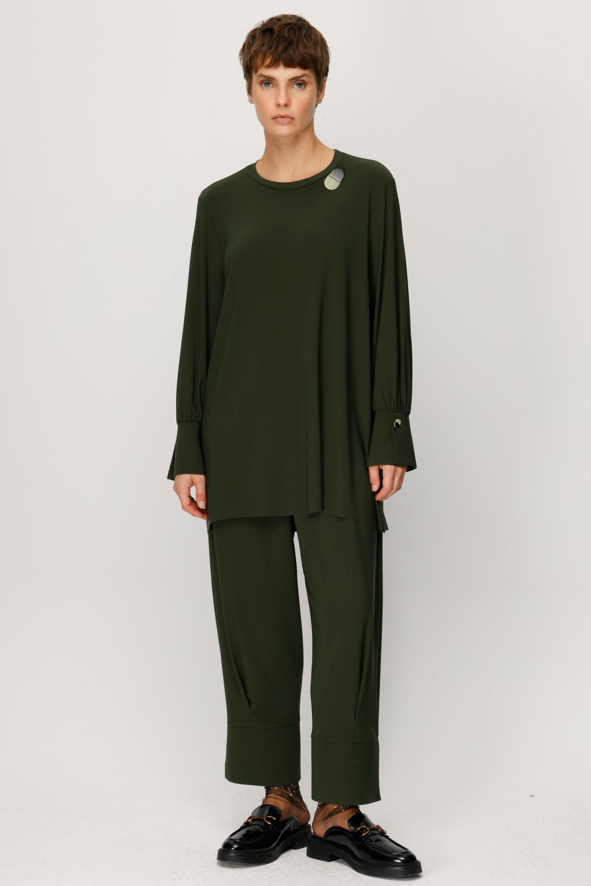 KREP JARSE KOLLARI YIRTMAÇLI MANSETLİ BLUZ