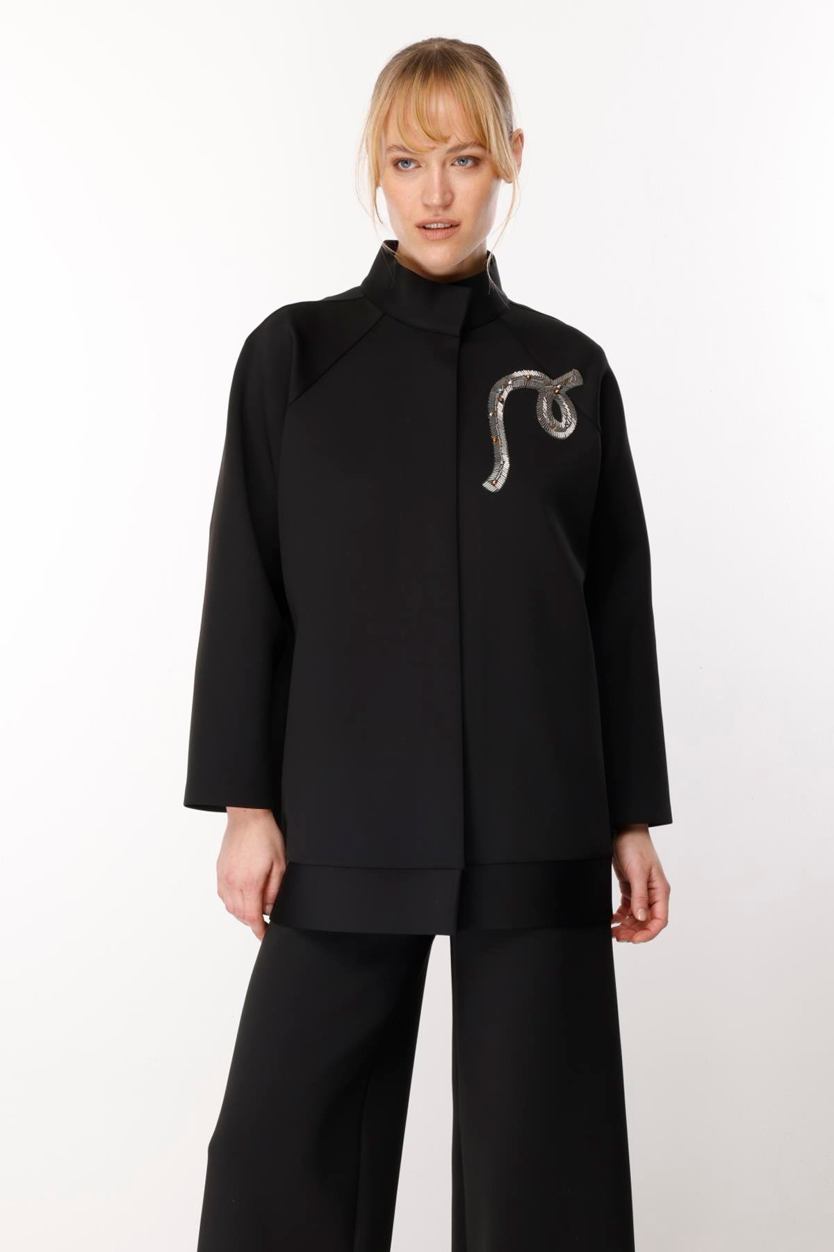 SCUBA HAKİM YAKA REGLAN KOL PAYETLİ CEKET