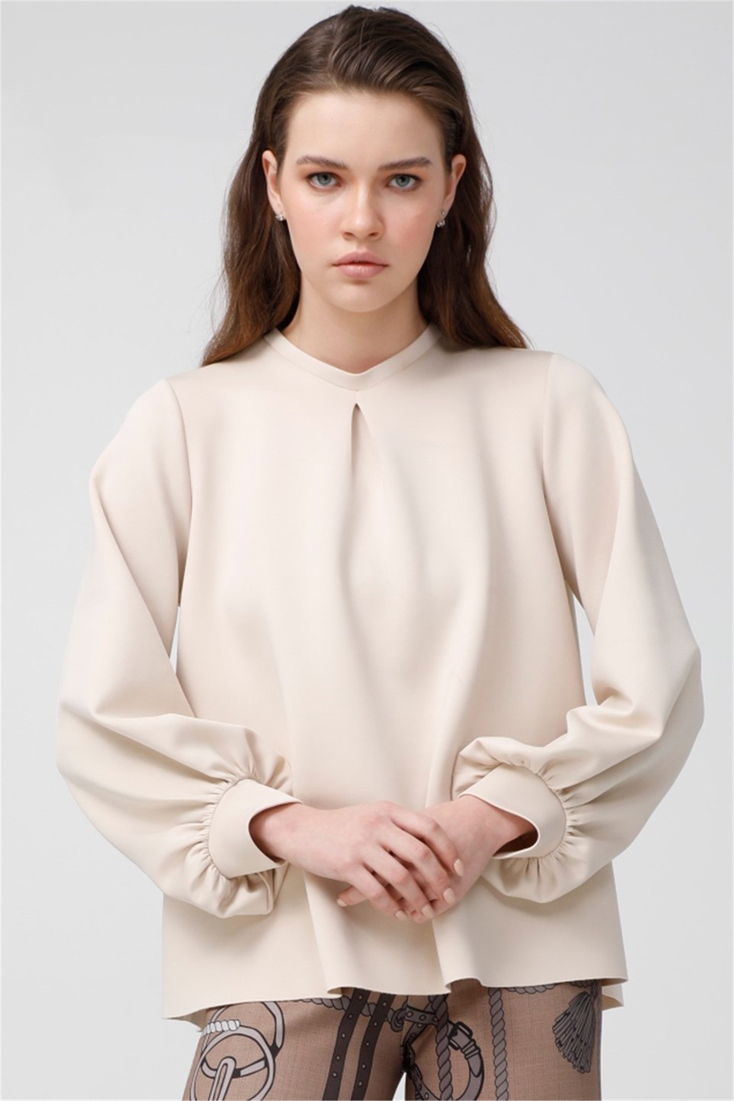 SCUBA ÖNDEN PLİKAŞELİ KISA BLUZ