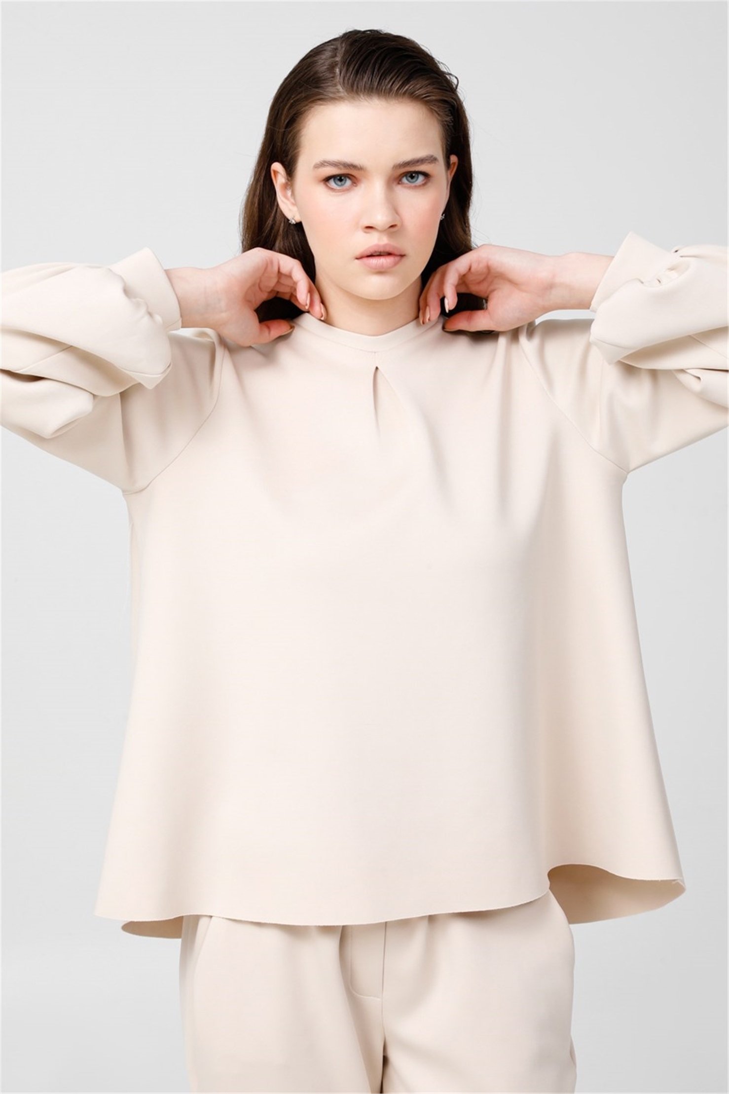 SCUBA ÖNDEN PLİKAŞELİ KISA BLUZ