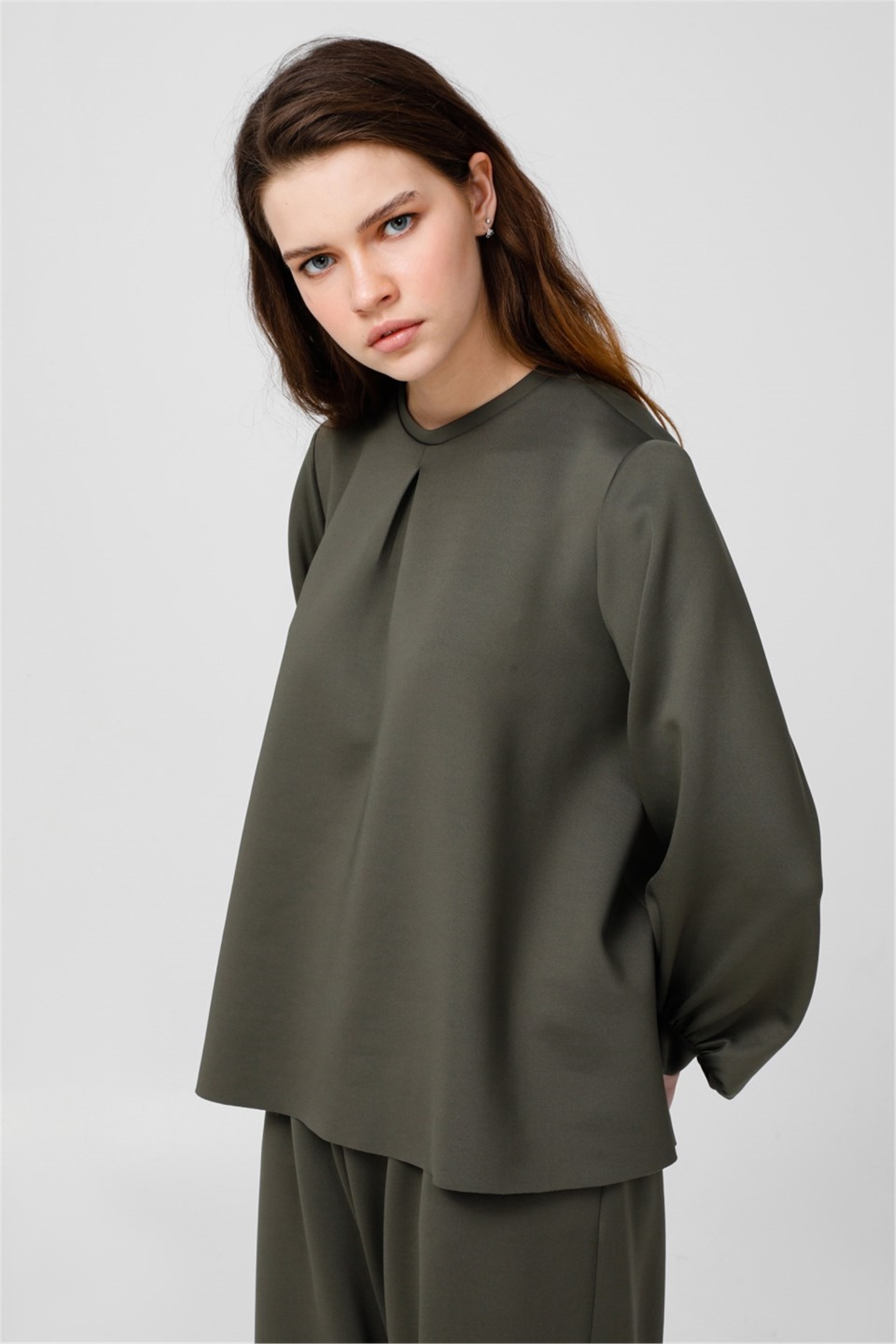 SCUBA ÖNDEN PLİKAŞELİ KISA BLUZ