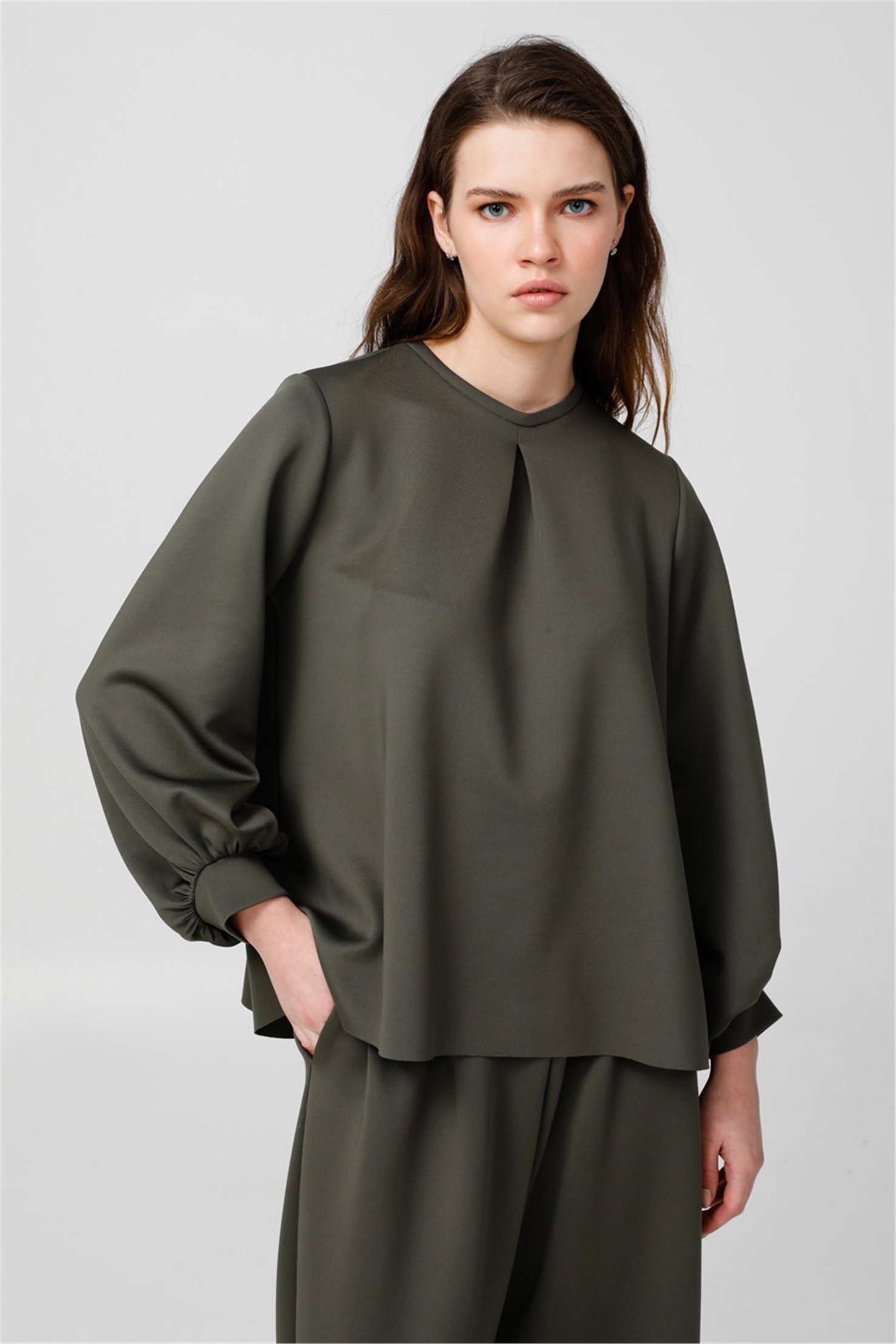 SCUBA ÖNDEN PLİKAŞELİ KISA BLUZ