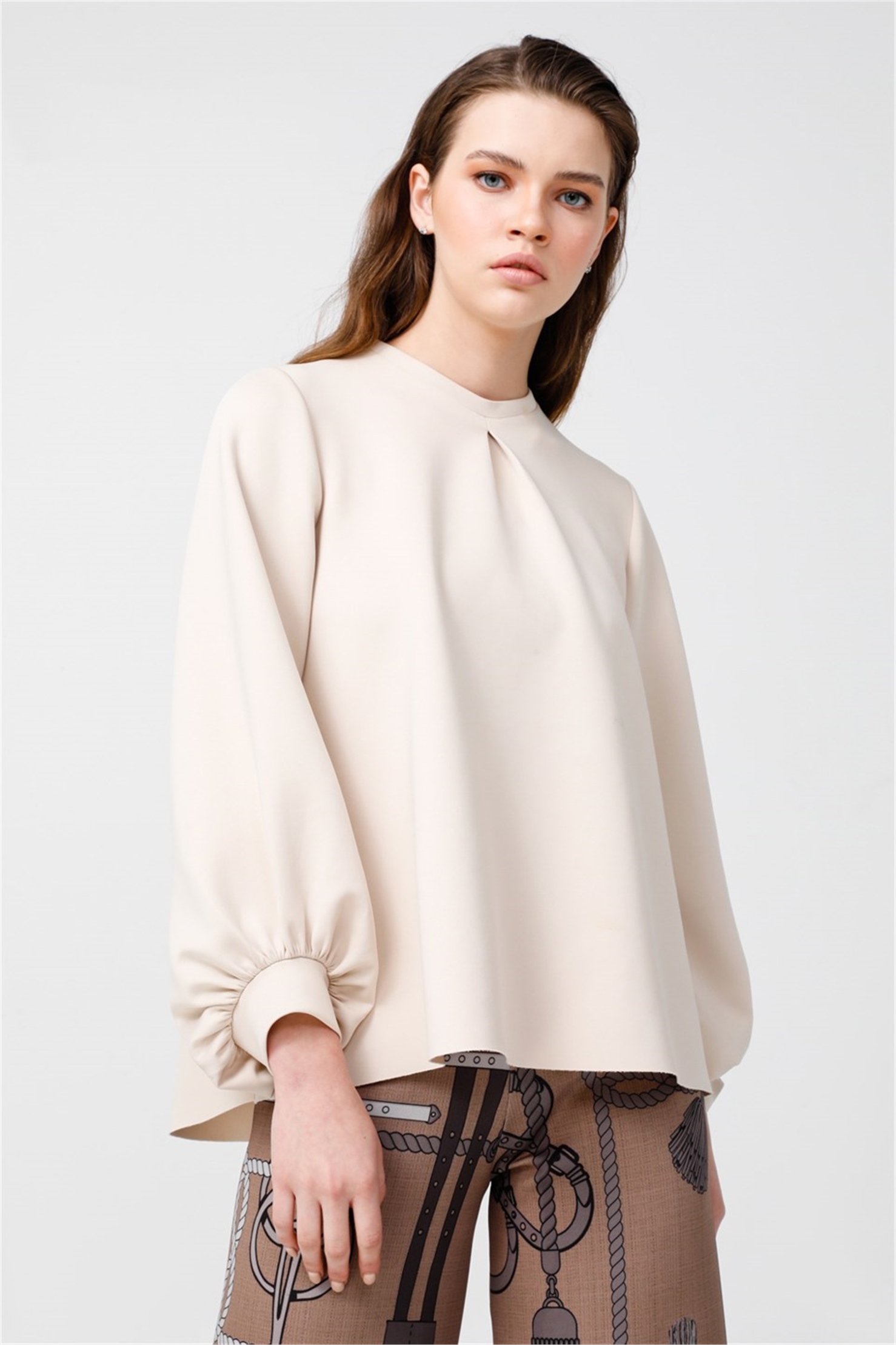 SCUBA ÖNDEN PLİKAŞELİ KISA BLUZ