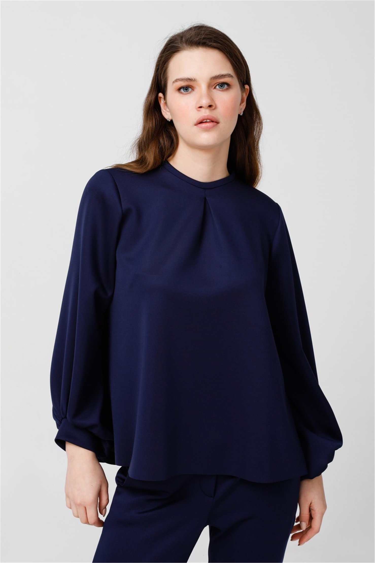 SCUBA ÖNDEN PLİKAŞELİ KISA BLUZ