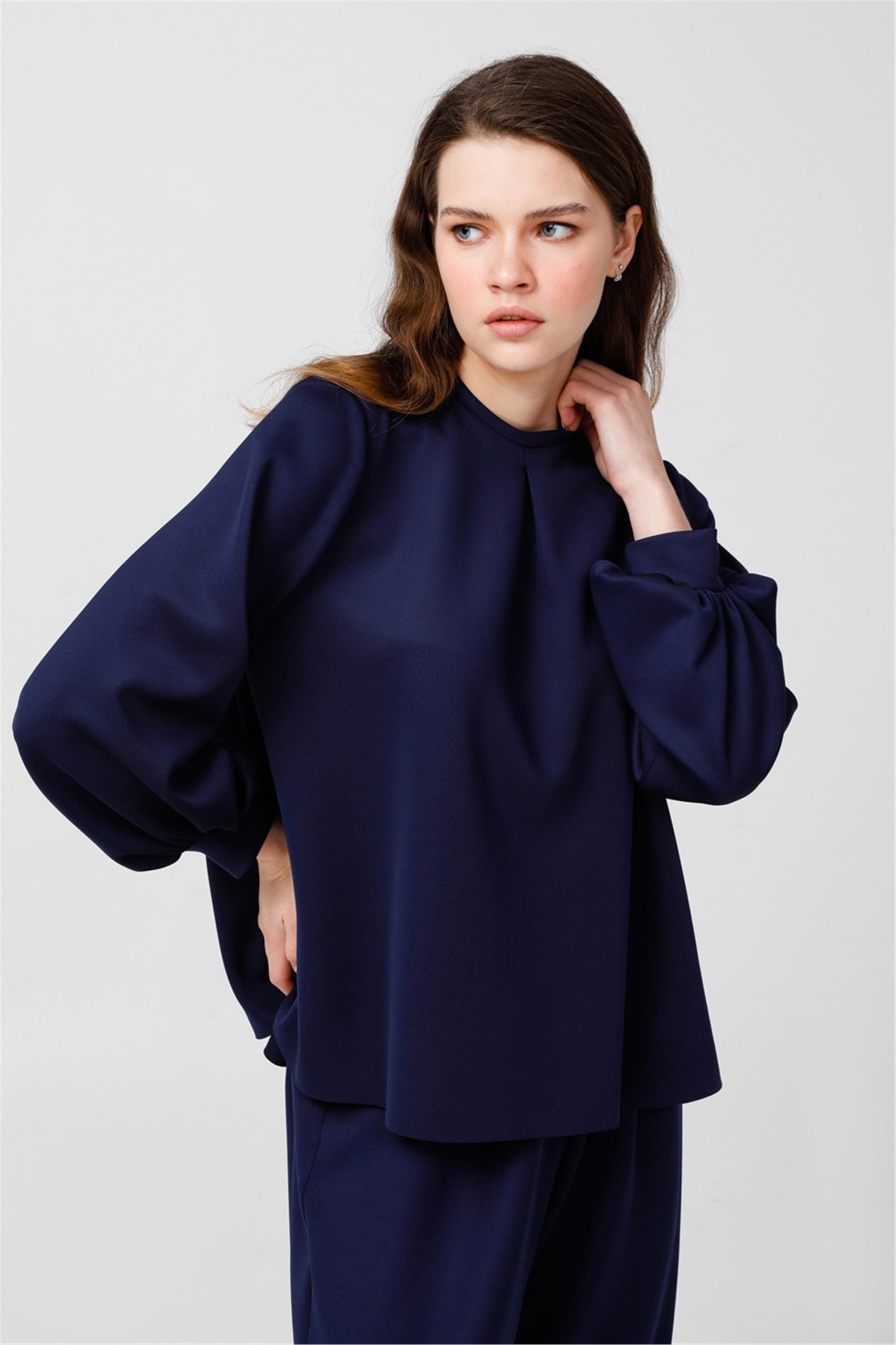 SCUBA ÖNDEN PLİKAŞELİ KISA BLUZ