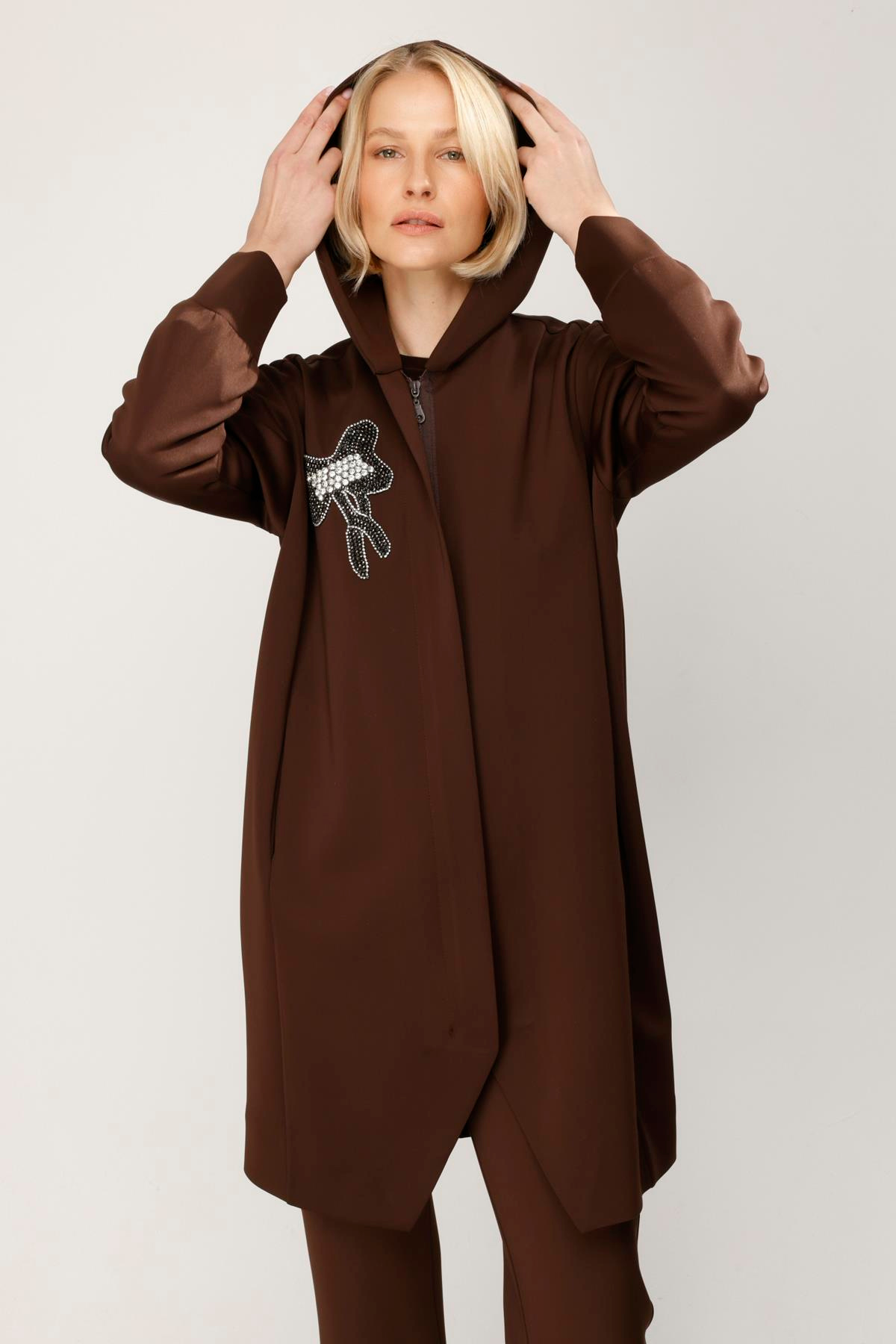 SCUBA YAKASI İŞLEMELİ KAPŞONLU CEKET