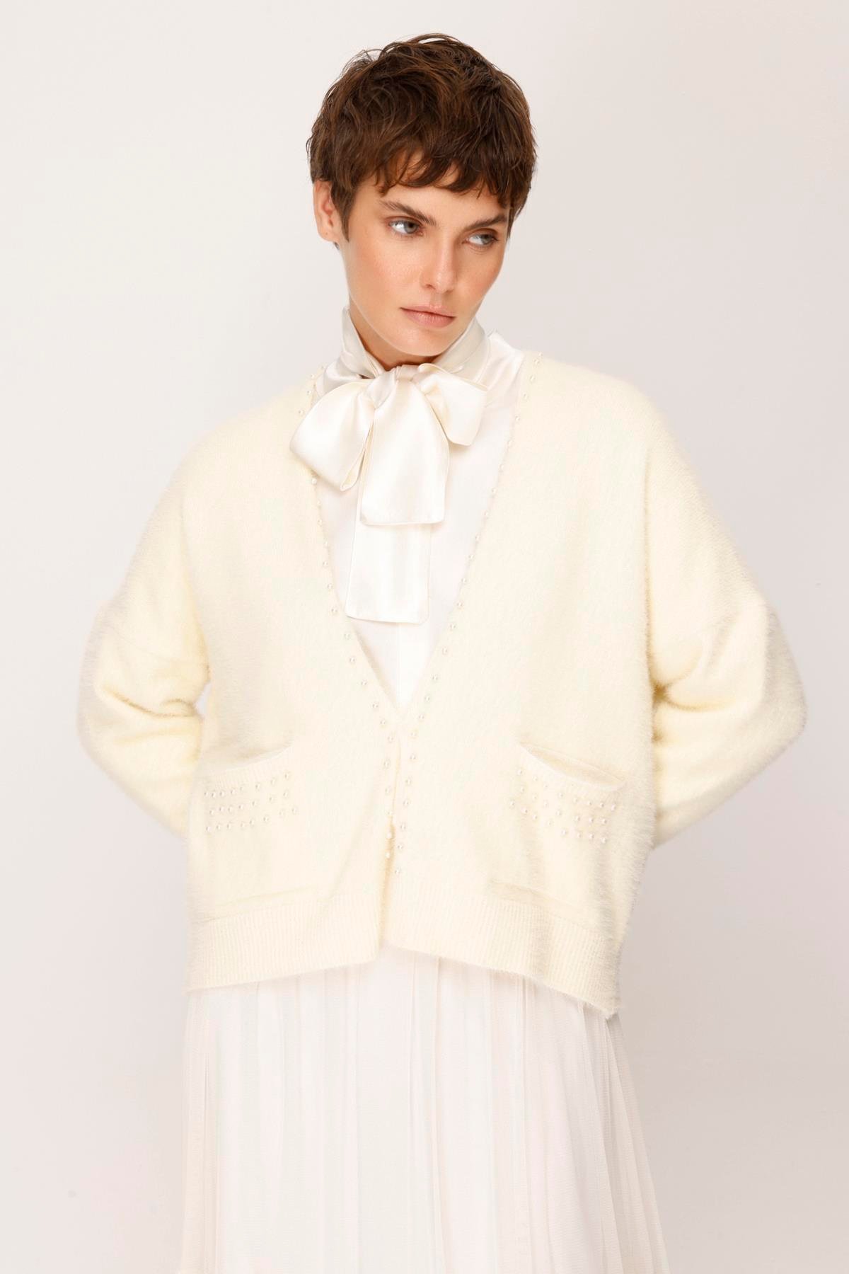 TRİKO ANGORA CEPLERİ İNCİLİ KISA HIRKA