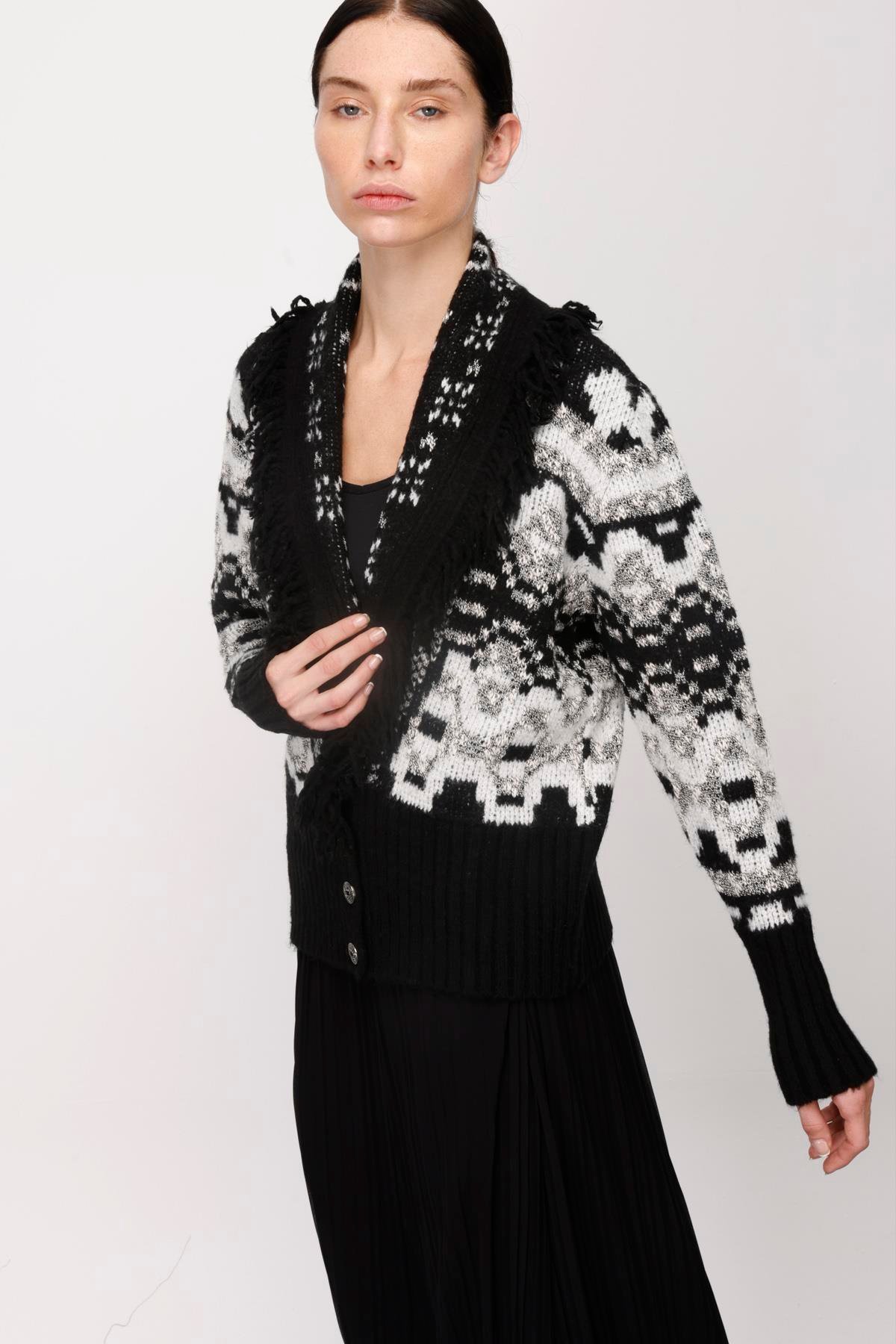 ÜÇ DÜĞMELİ YAKASI PÜSKÜLLÜ KISA HIRKA