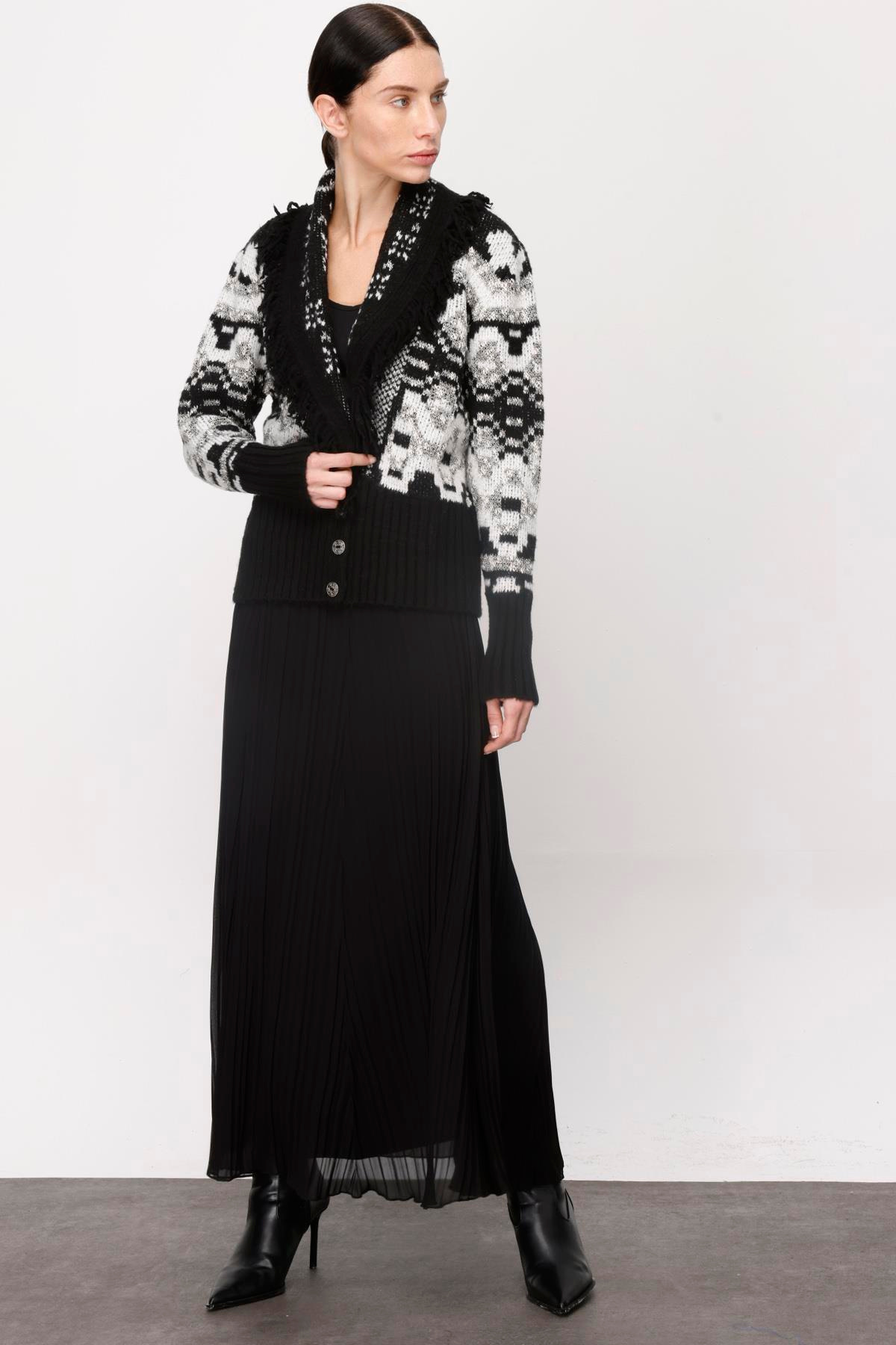 ÜÇ DÜĞMELİ YAKASI PÜSKÜLLÜ KISA HIRKA