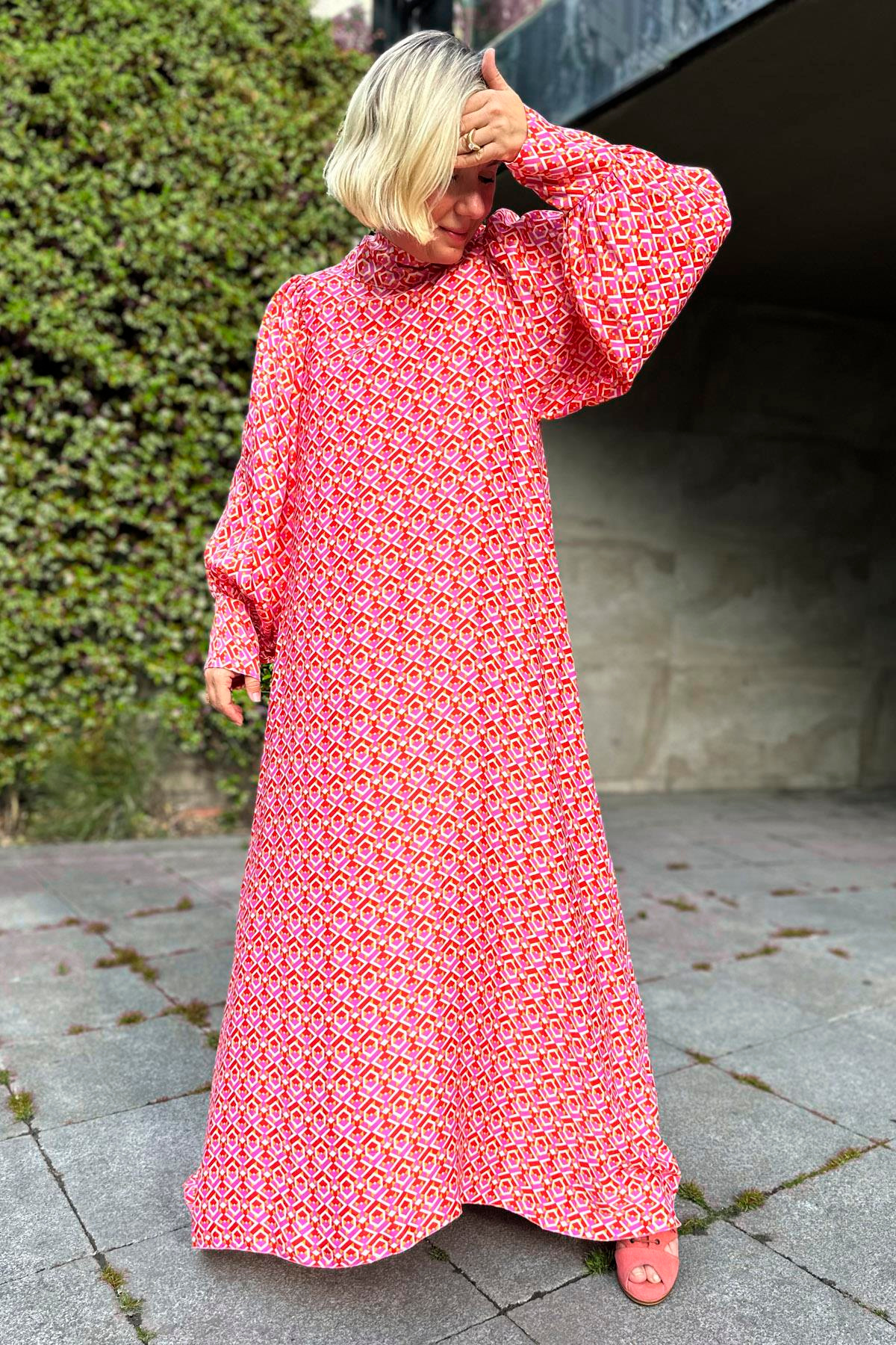 VİSCON SATEN GEOMETRİK DESENLİ YAKADAN BAĞLAMALI ELBİSE