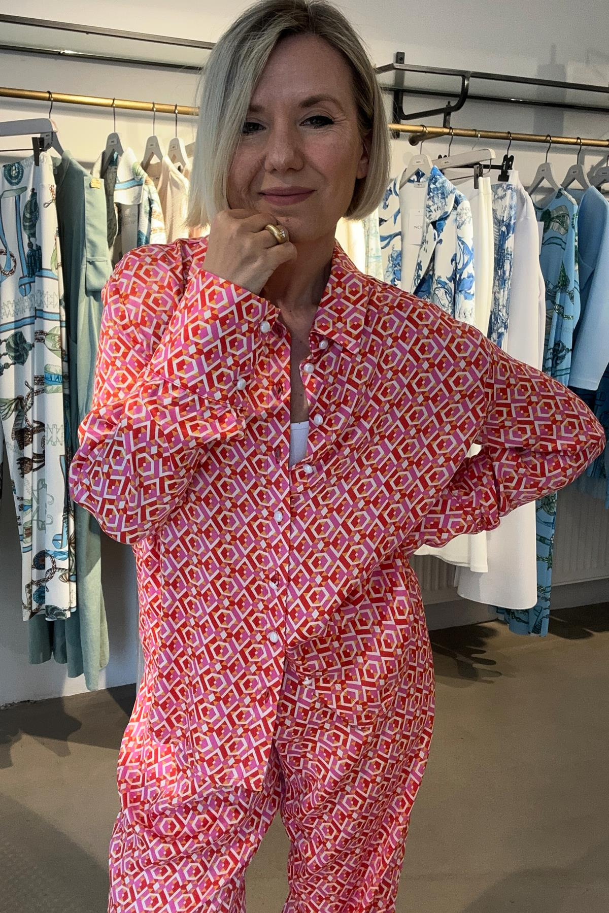 VİSKON SATEN GEOMETRİK DESENLİ KISA GÖMLEK